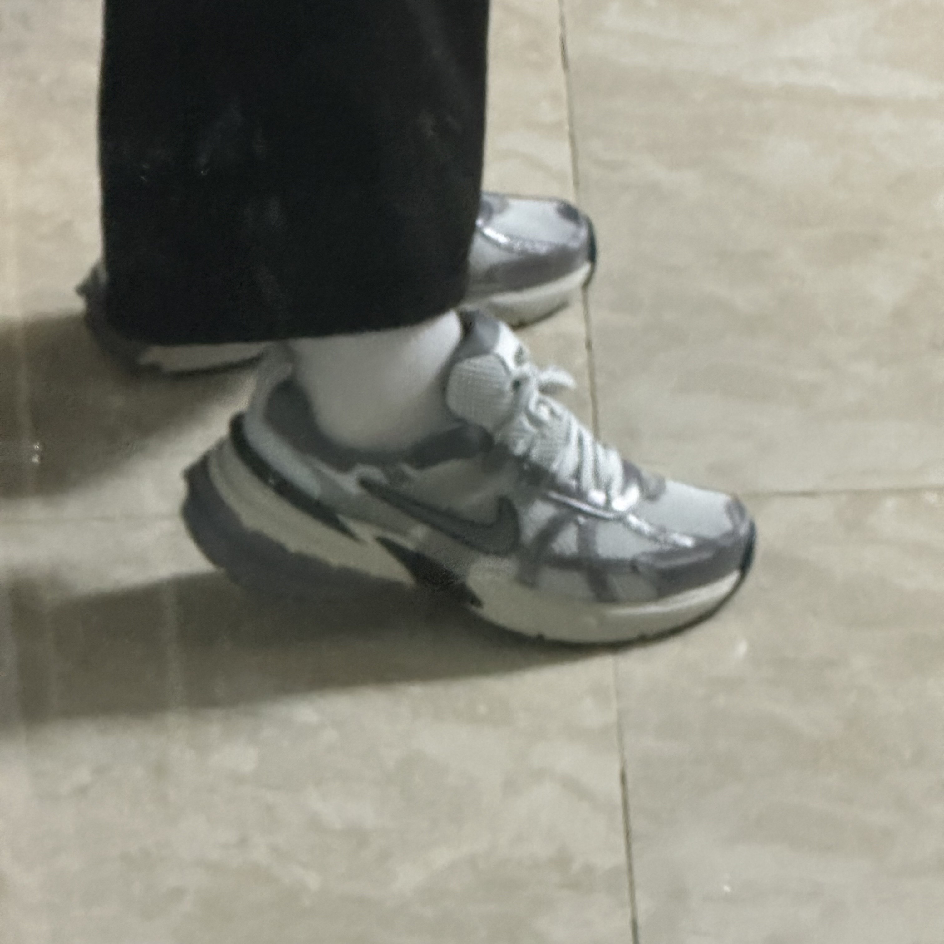 Nike V2K Run Pure Platinum Wolf Grey 착용 스타일