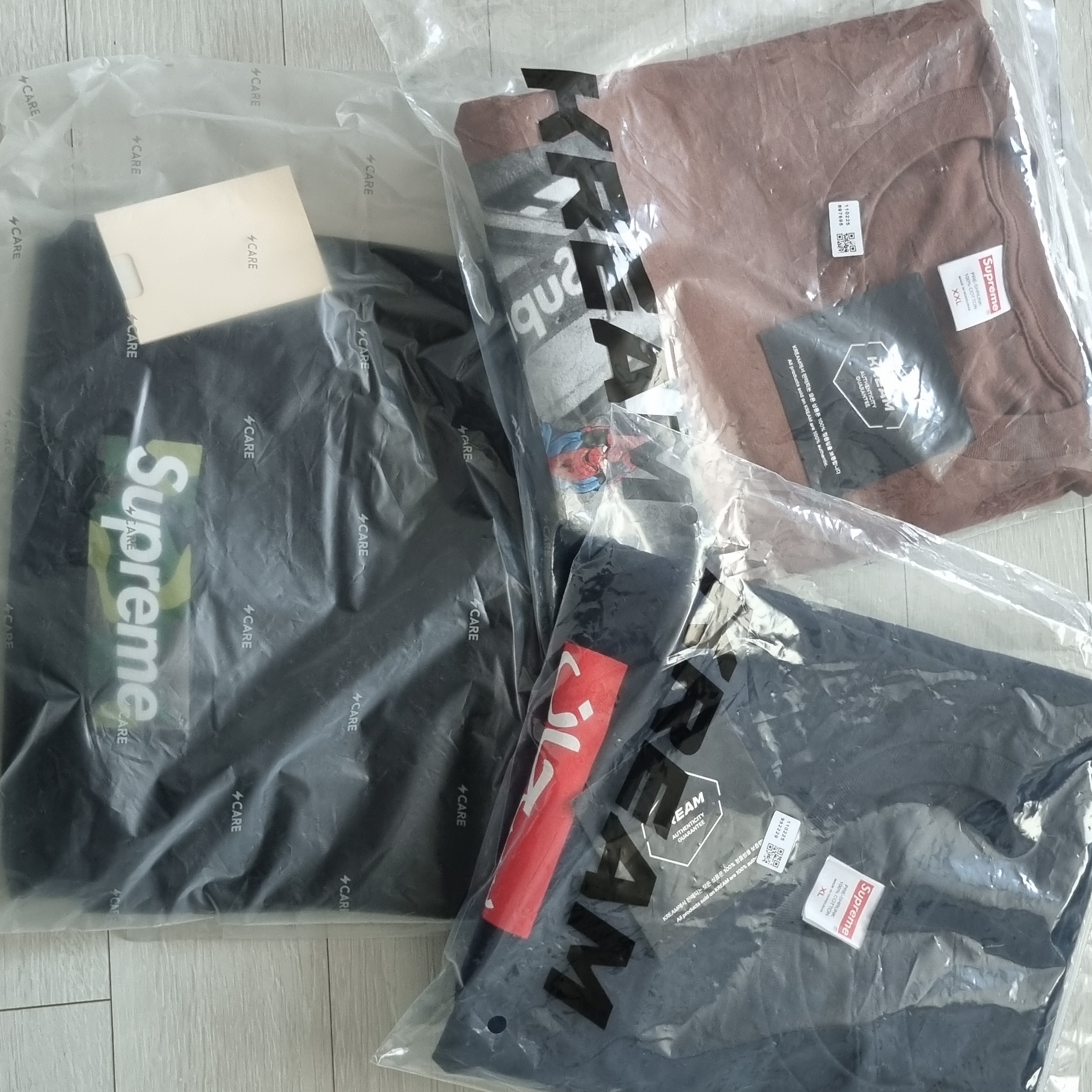 Supreme x Spider-Man T-Shirt Brown - 26SS, Supreme Box Logo T-Shirt Black - 23FW 착용 스타일