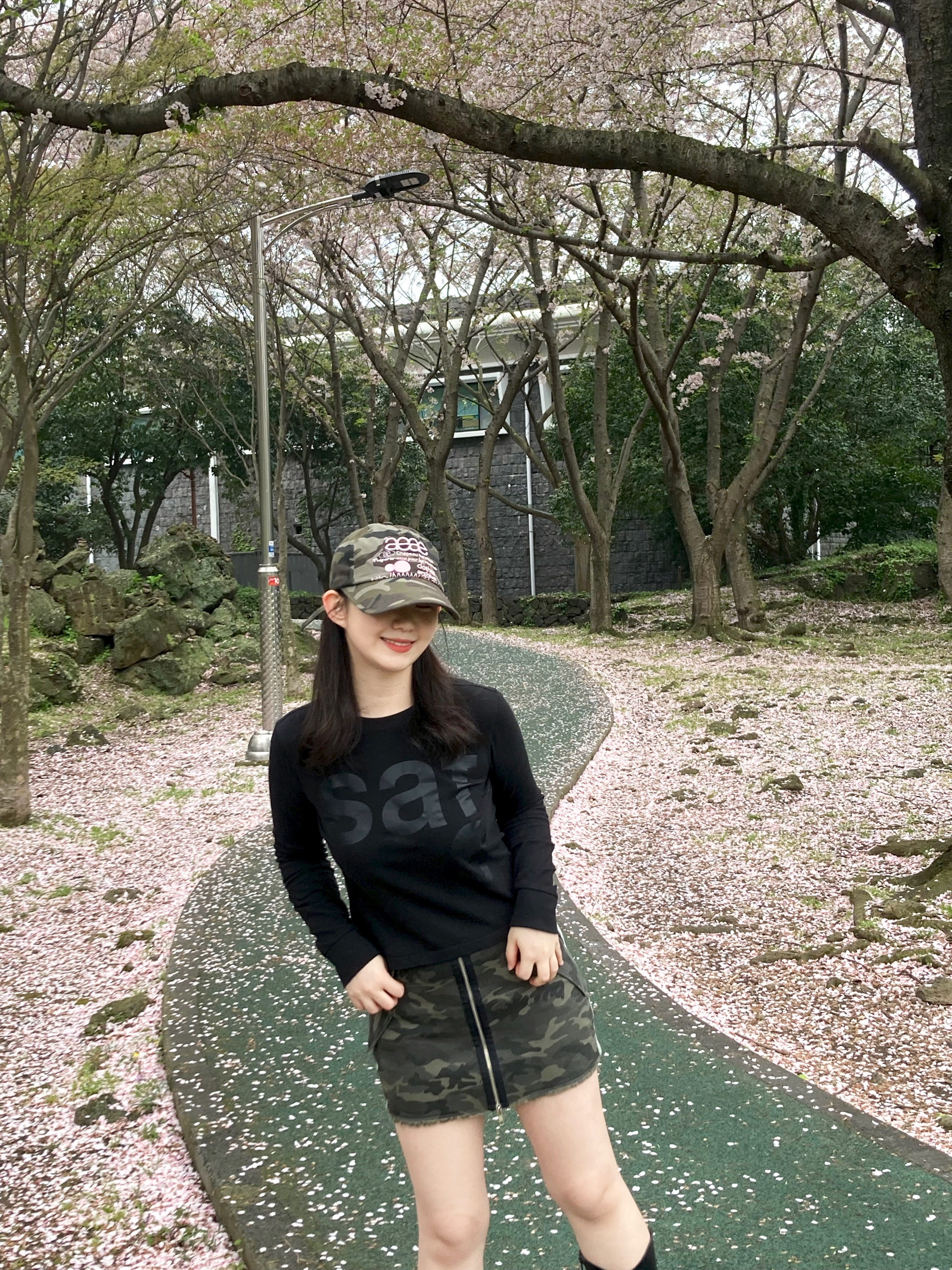 [KREAM 단독] Safarispot Women 1/2 Basic Safari LS T-Shirt Black, Arc'teryx Squamish Hoody Black 착용 스타일 - 2
