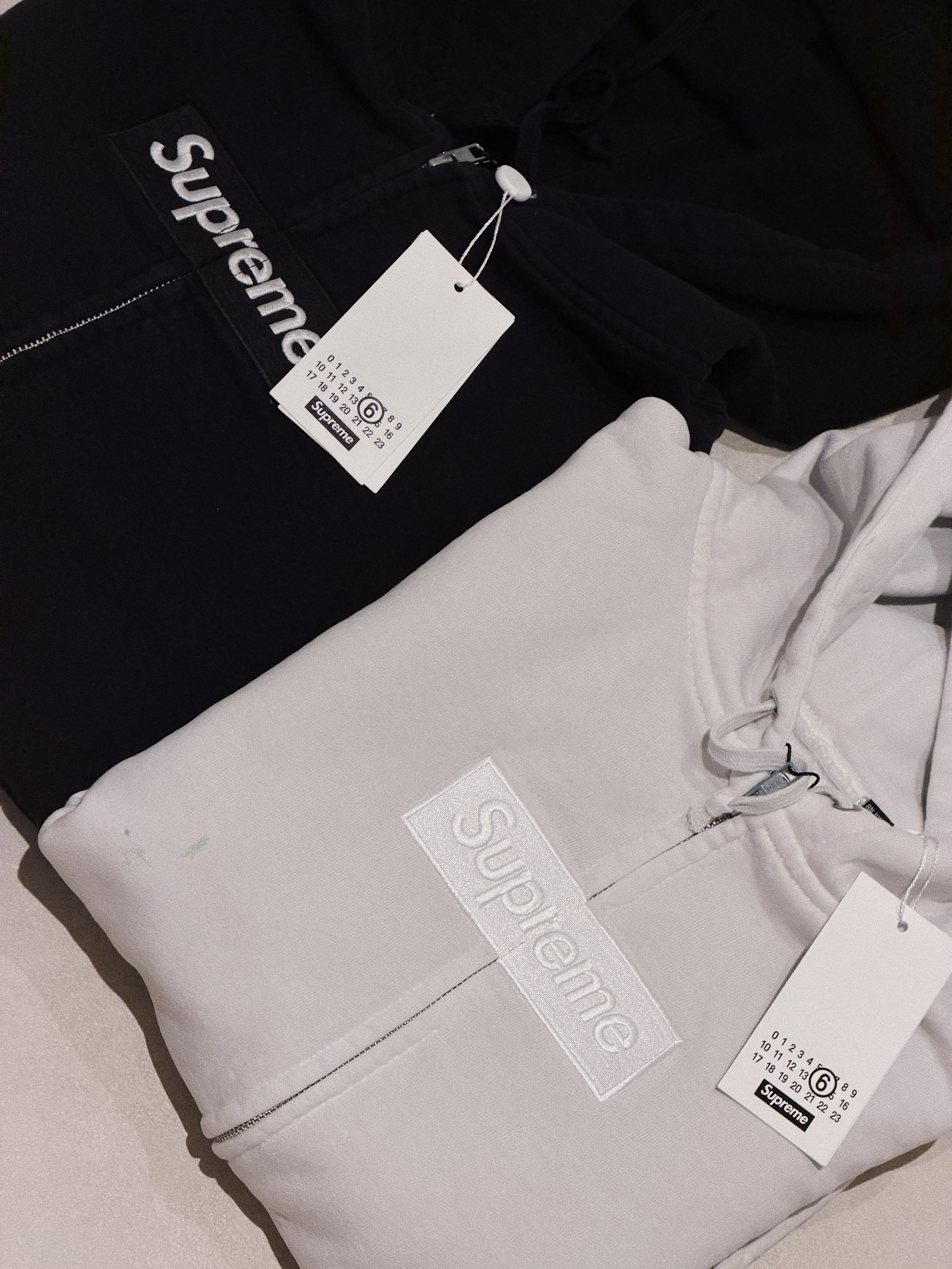 Supreme x MM6 Maison Margiela Box Logo Zip Up Hooded Sweatshirt Black - 26SS, Supreme x MM6 Maison Margiela Box Logo Zip Up Hooded Sweatshirt White - 26SS 착용 스타일 - 2