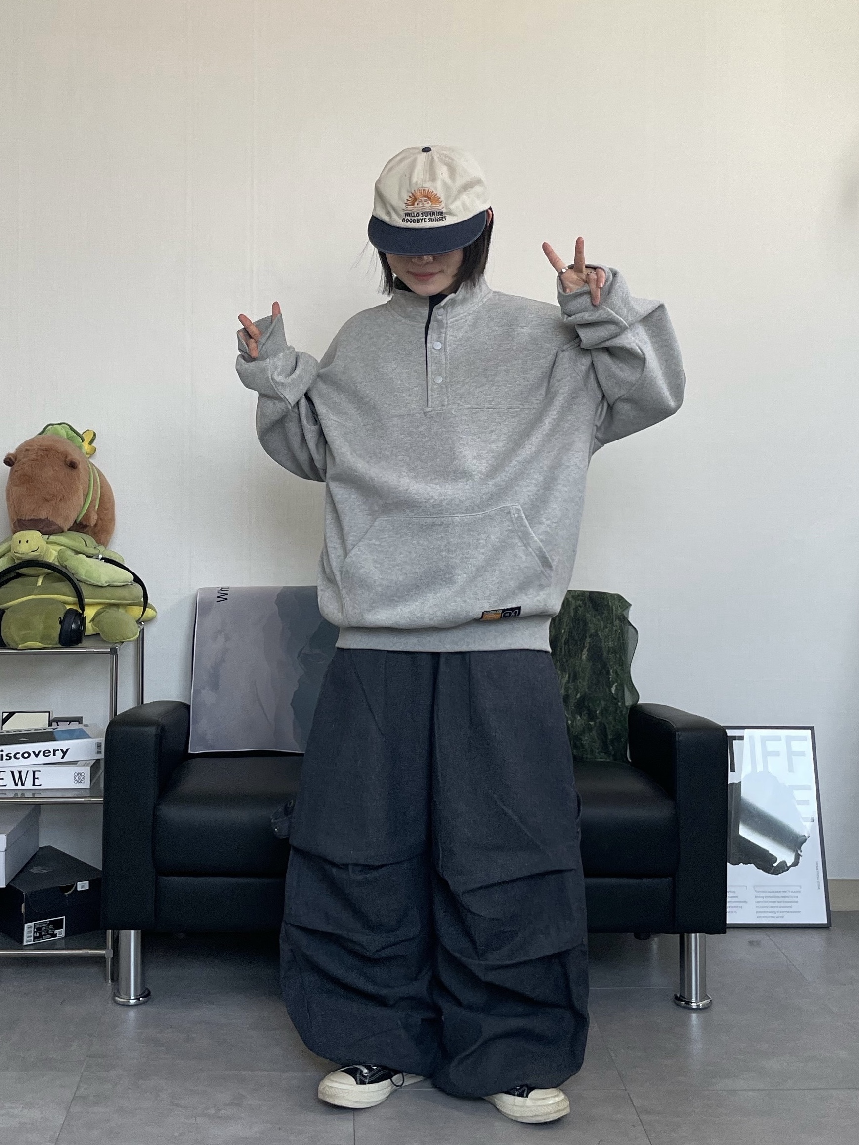 Hello Sunrise 90s Logo 6Panel Cap Beige & Navy, Hello Sunrise Washed HS Arch Logo 6Panel Cap Navy & Orange 착용 스타일 - 3