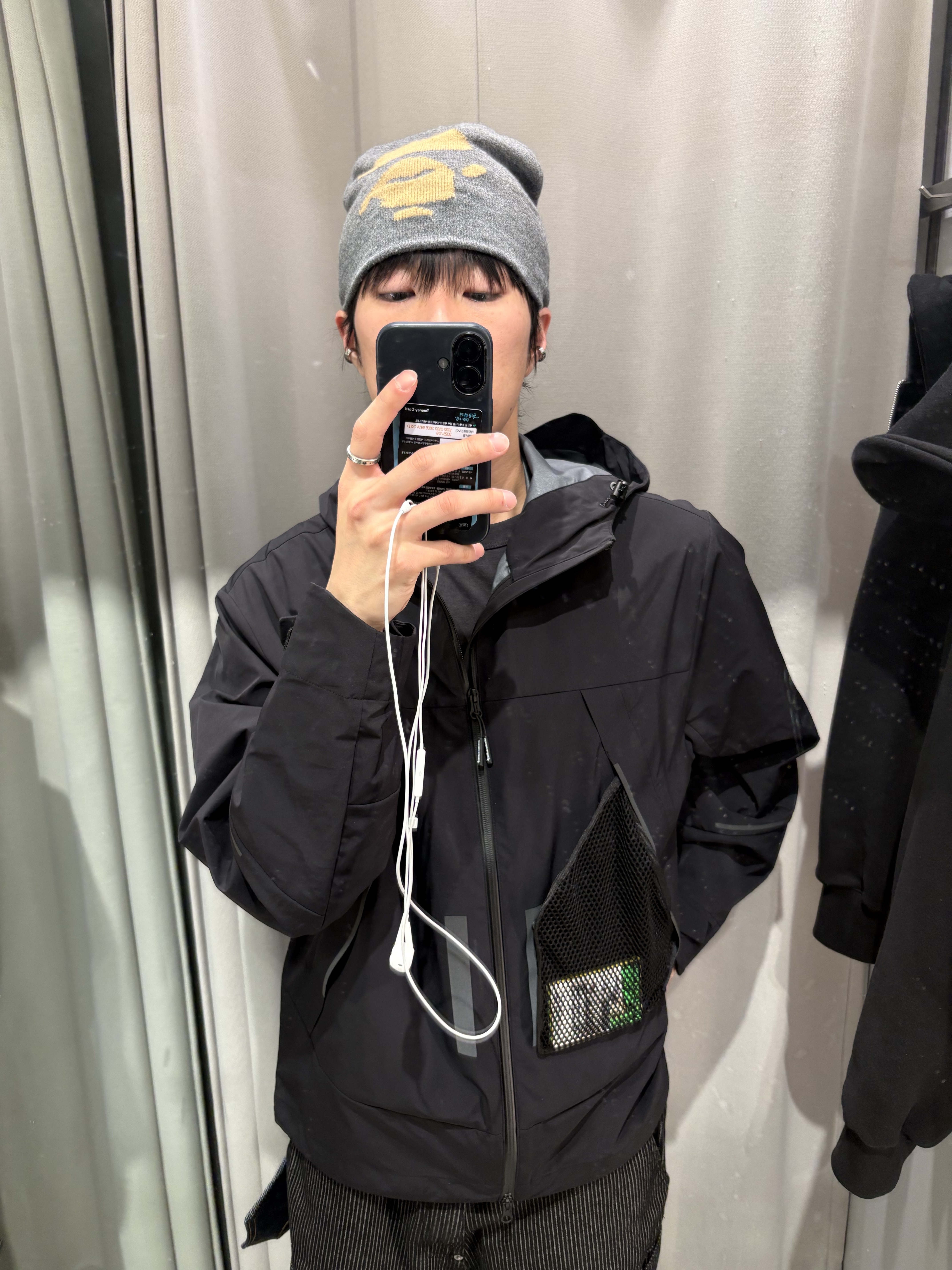 BAPE Ape Head Knit Beanie Gray, Salomon Trailblazer 20 Commuter Black 착용 스타일 - 2