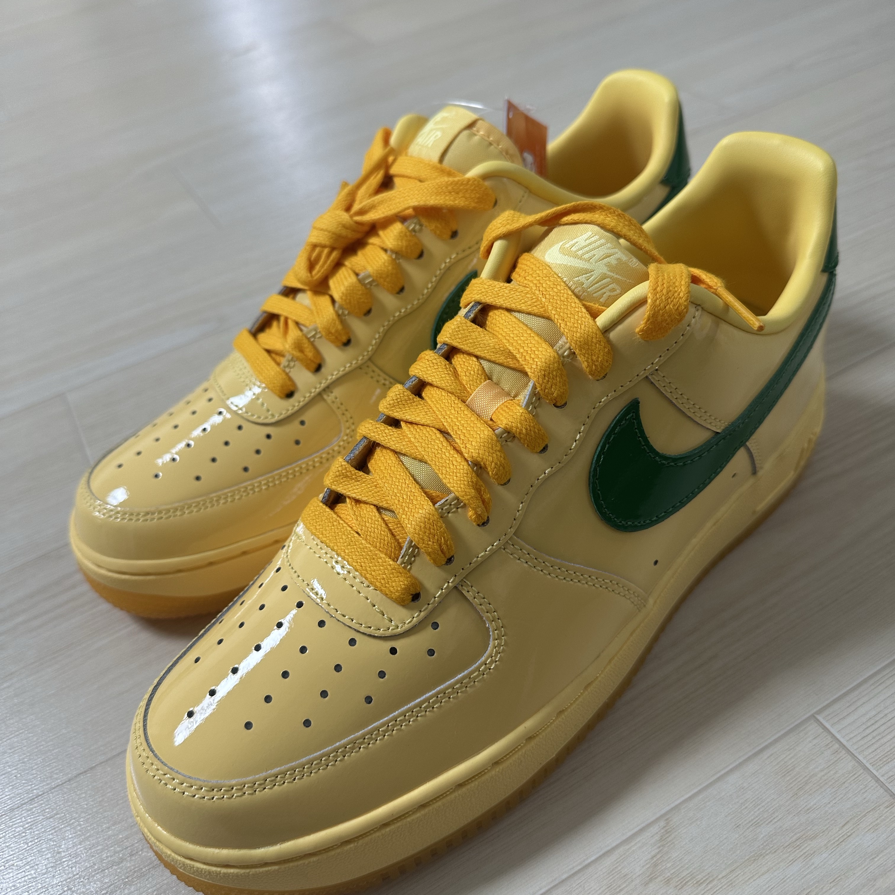 Nike Air Force 1 Low Topaz Gold and Light Laser Orange 착용 스타일 - 1