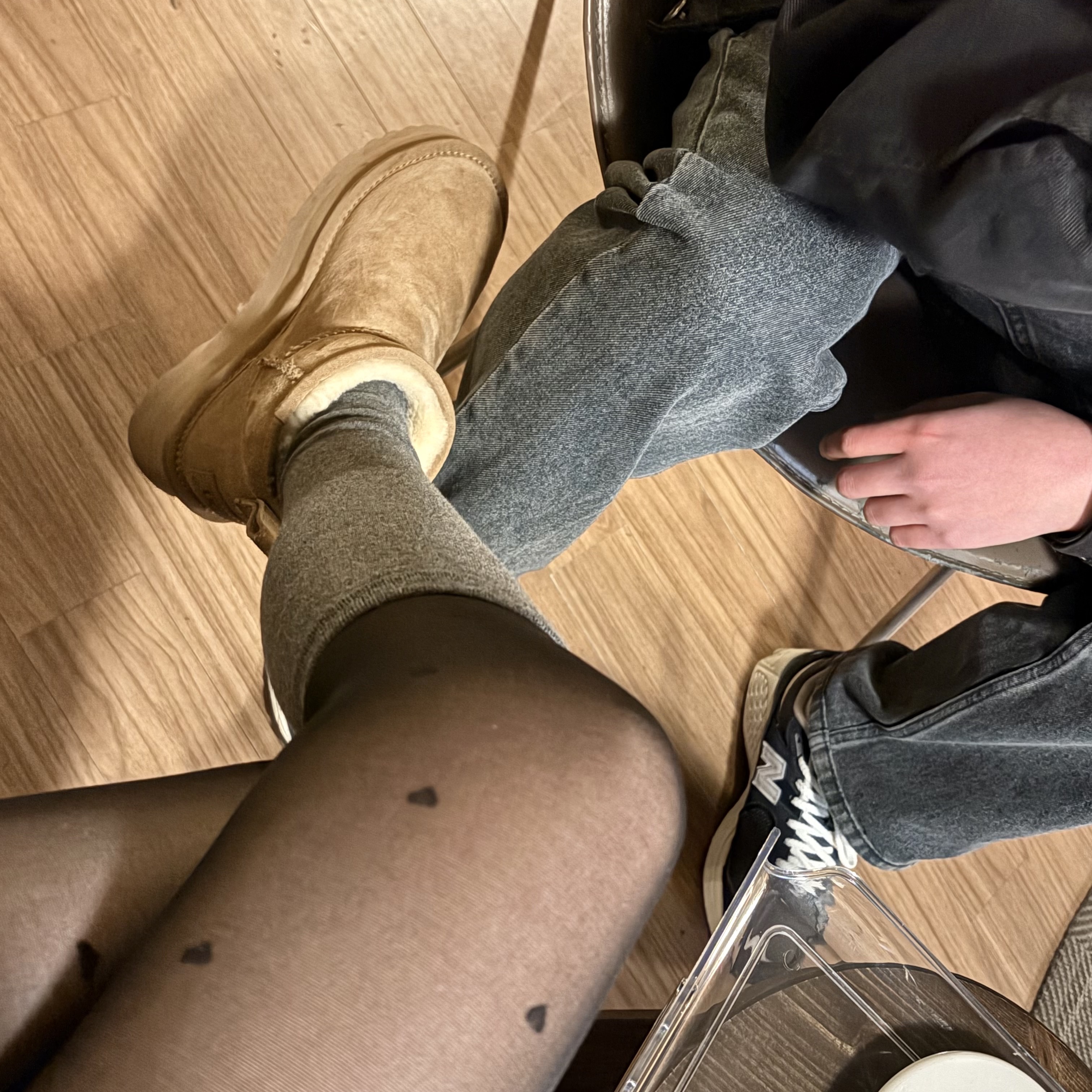 (W) UGG Classic Mini Platform Boots Chestnut, New Balance 2002R Premium Vintage Navy Grey 착용 스타일