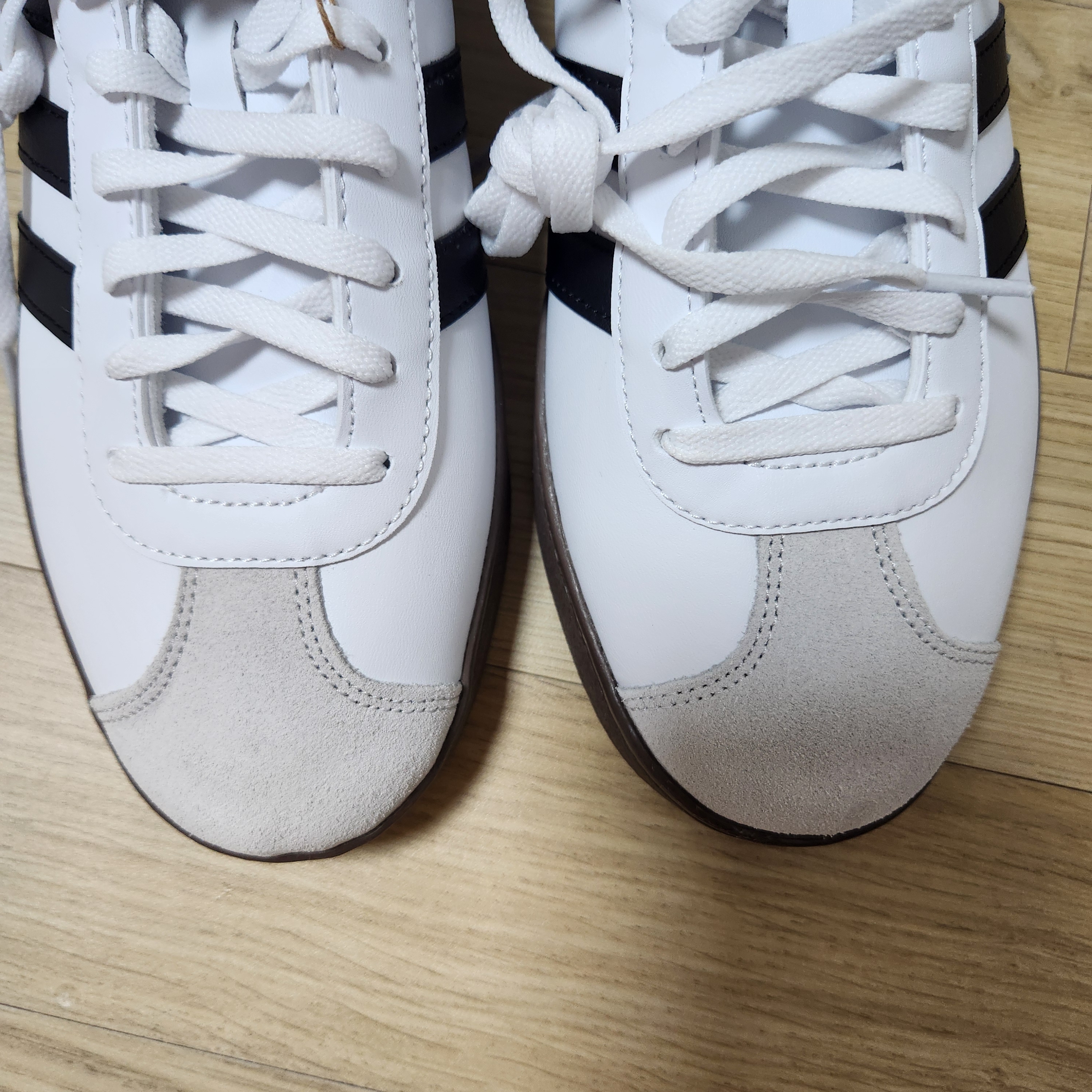 Adidas VL Court Base Cloud White Core Black 착용 스타일 - 3