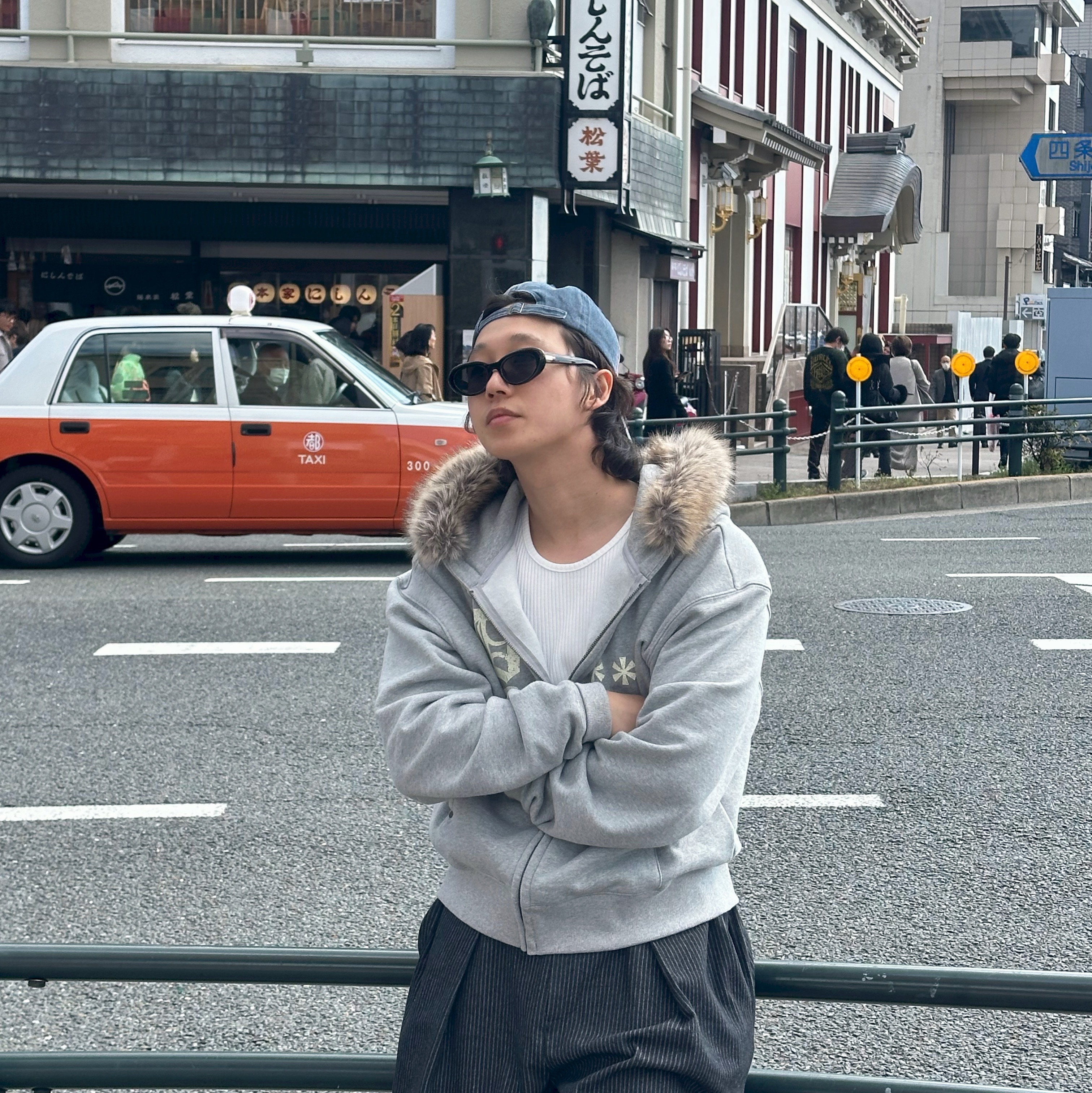 AMOU Fur Hoodie Zip Up Gray 착용 스타일