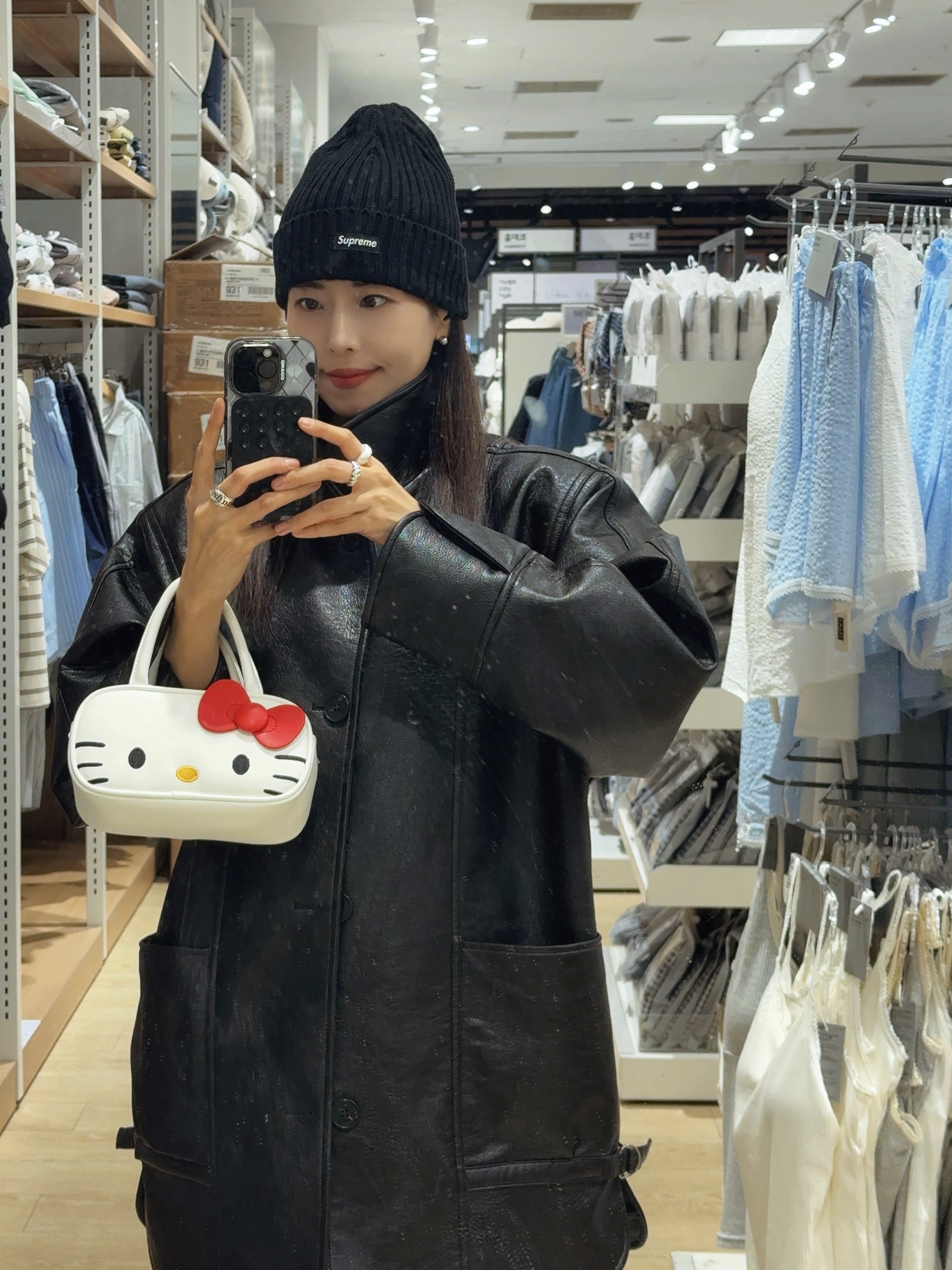 Supreme Overdyed Beanie Black, GARGG MAGSAFE LAYERS FRAME CASE CLEAR BLACK - TEXTURED HEART 착용 스타일 - 1