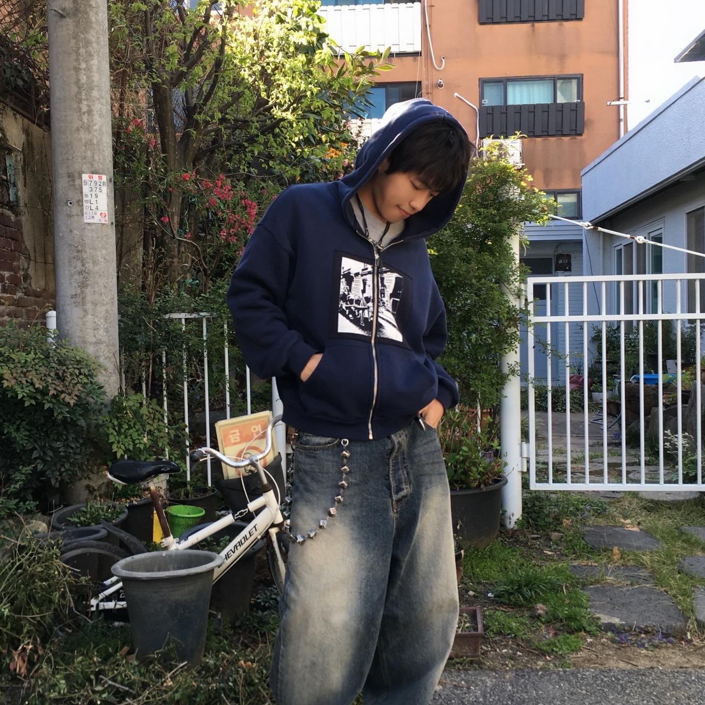 Undermycar Mu.26 Anti Fxxking Logo Play Brush Washed Wide Jeans Oil Blue 착용 스타일 - 1