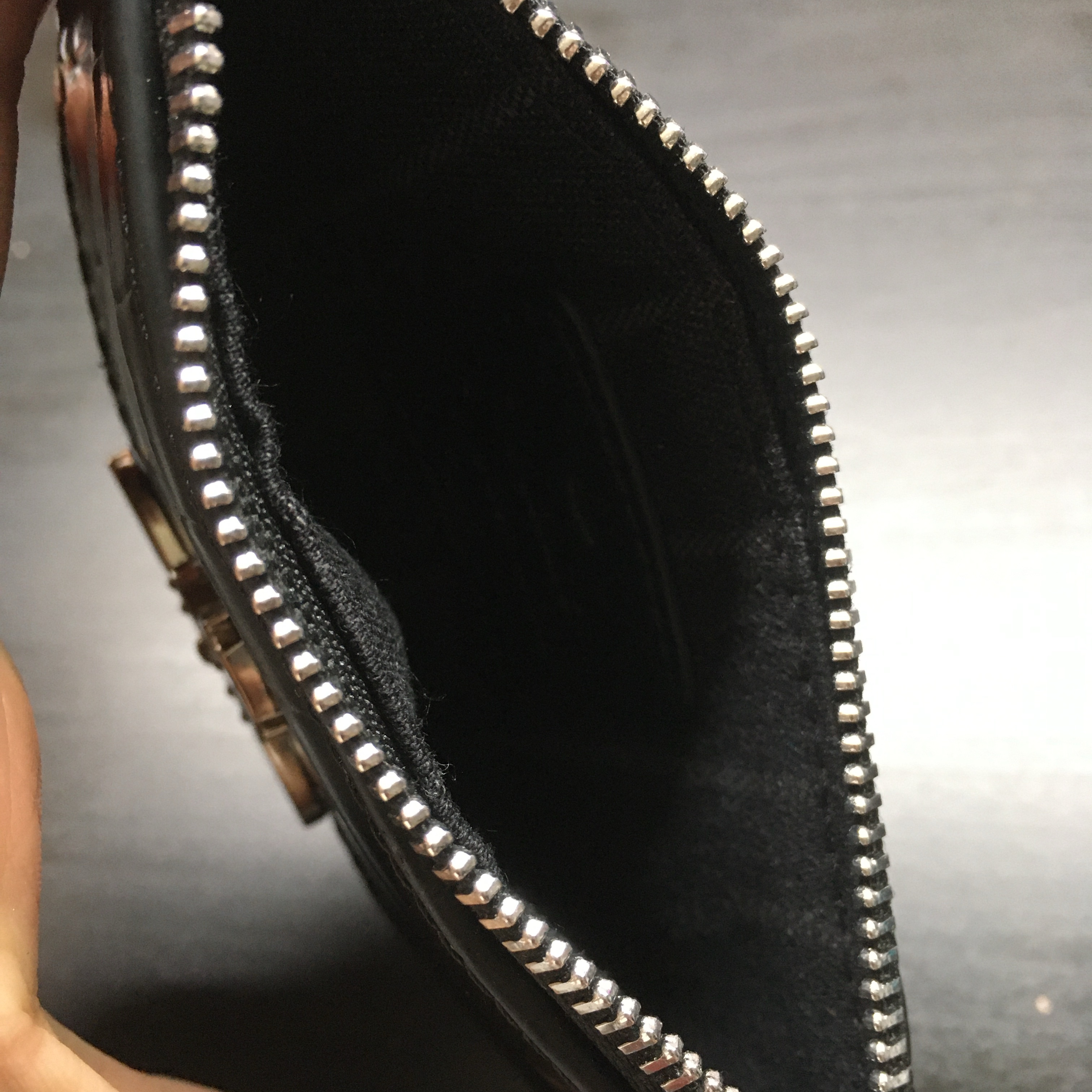 Vivienne Westwood Half Moon Croco Effect Card Holder Black 착용 스타일 - 5