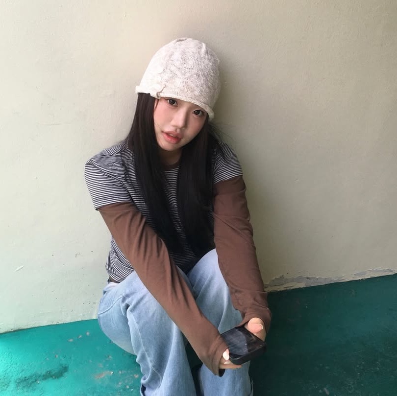 MAINBOOTH Button Turban Beanie IVORY, MAINBOOTH Layered Border T-shirt BROWN 착용 스타일 - 1