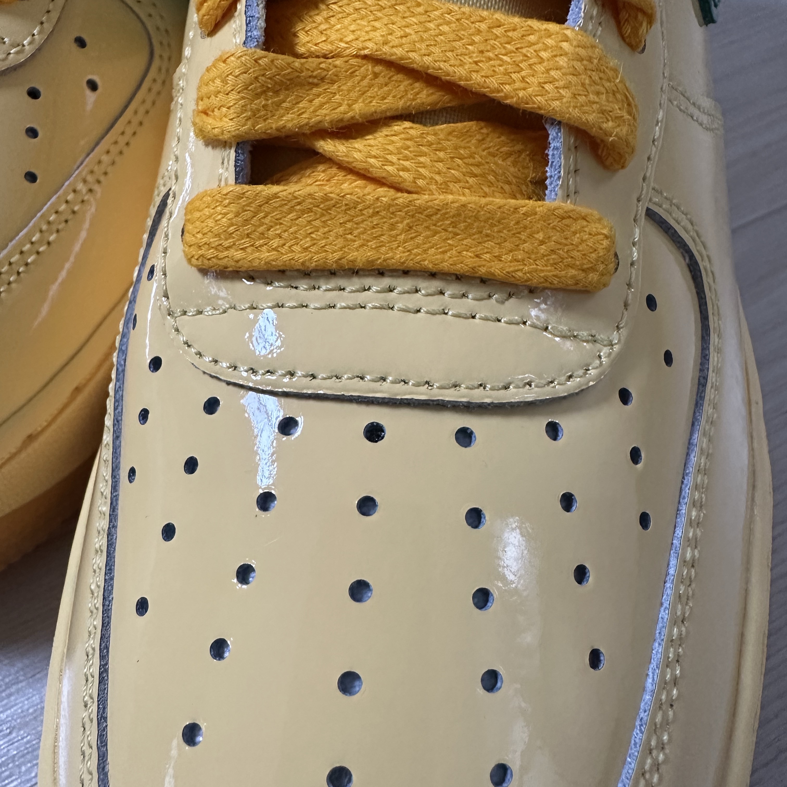 Nike Air Force 1 Low Topaz Gold and Light Laser Orange 착용 스타일 - 4