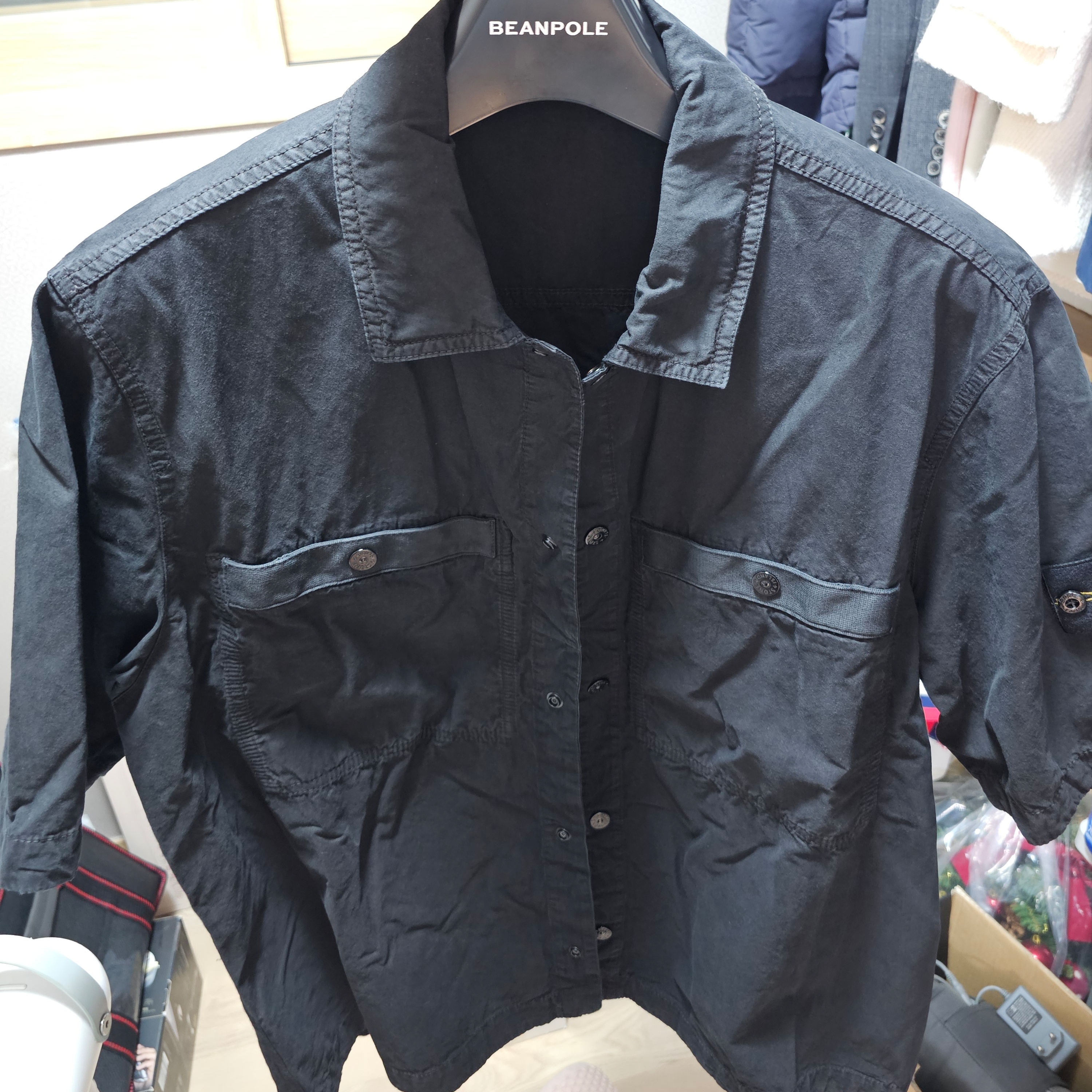 Stone Island 1200029 Brushed Organic Cotton Canvas Old Effect Comfort Fit Short-Sleeve Shirt with Chest Pockets and Snaps Black - 25SS 착용 스타일
