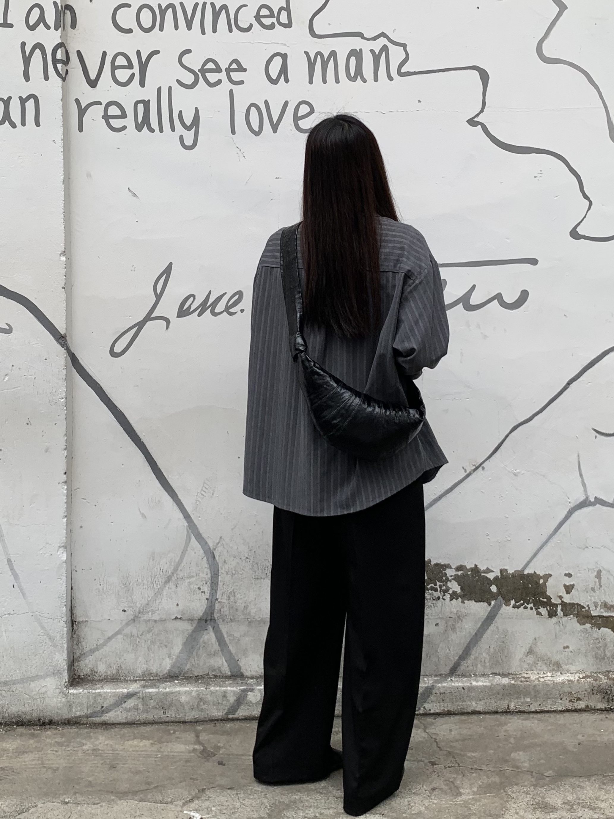 Lemaire Small Croissant Bag Coated Linen Canvas Black 착용 스타일 - 4