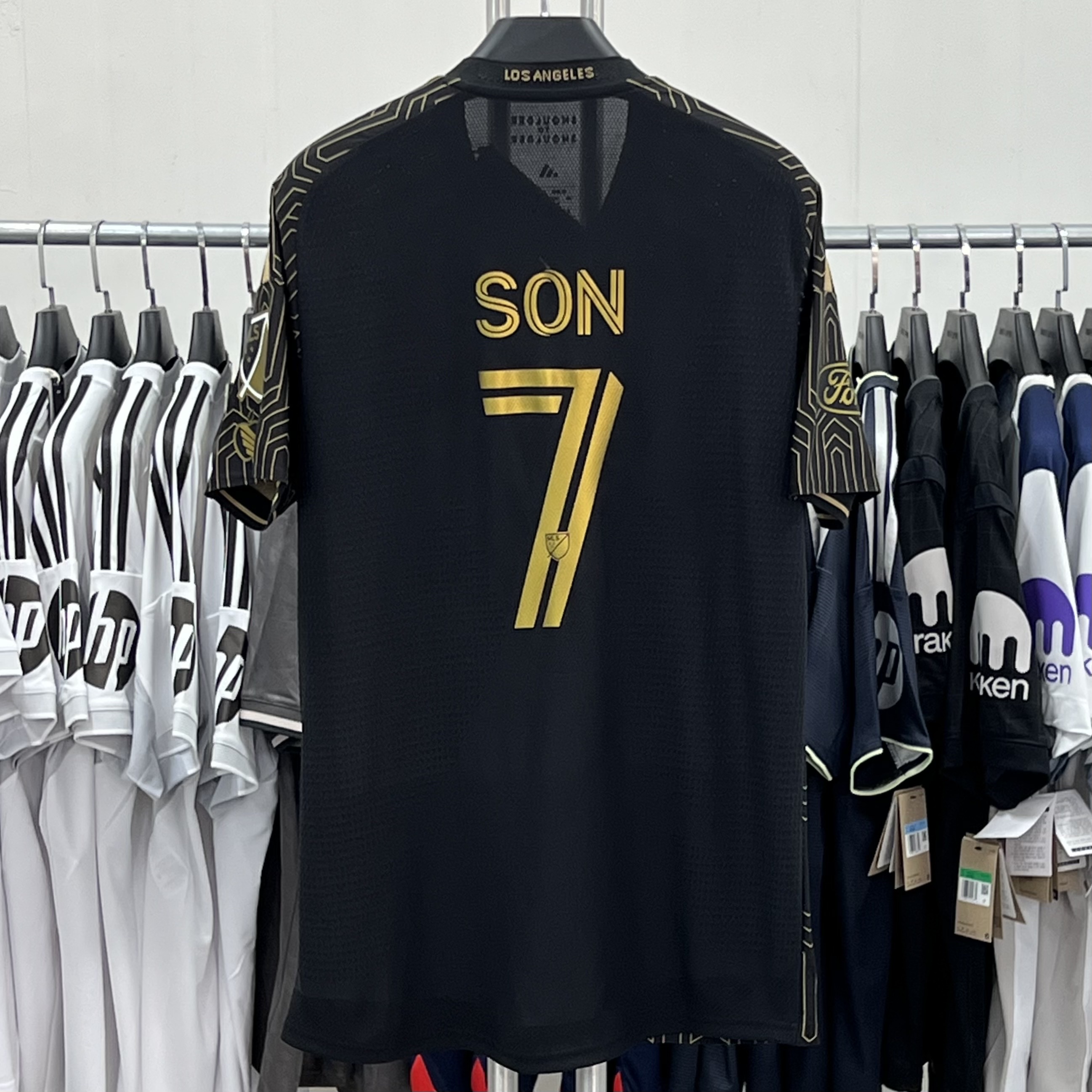 Adidas LAFC 2024/25 Home Jersey Black - US Sizing (Non Marking Ver.), Adidas LAFC 2025/26 Away Jersey White - KR Sizing (Non Marking Ver.) 착용 스타일 - 1