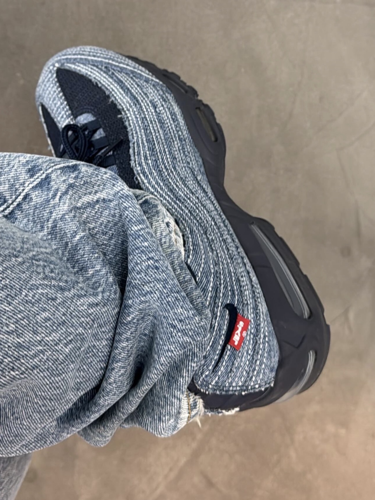 Nike x Levi's Air Max 95 Obsidian 착용 스타일 - 1