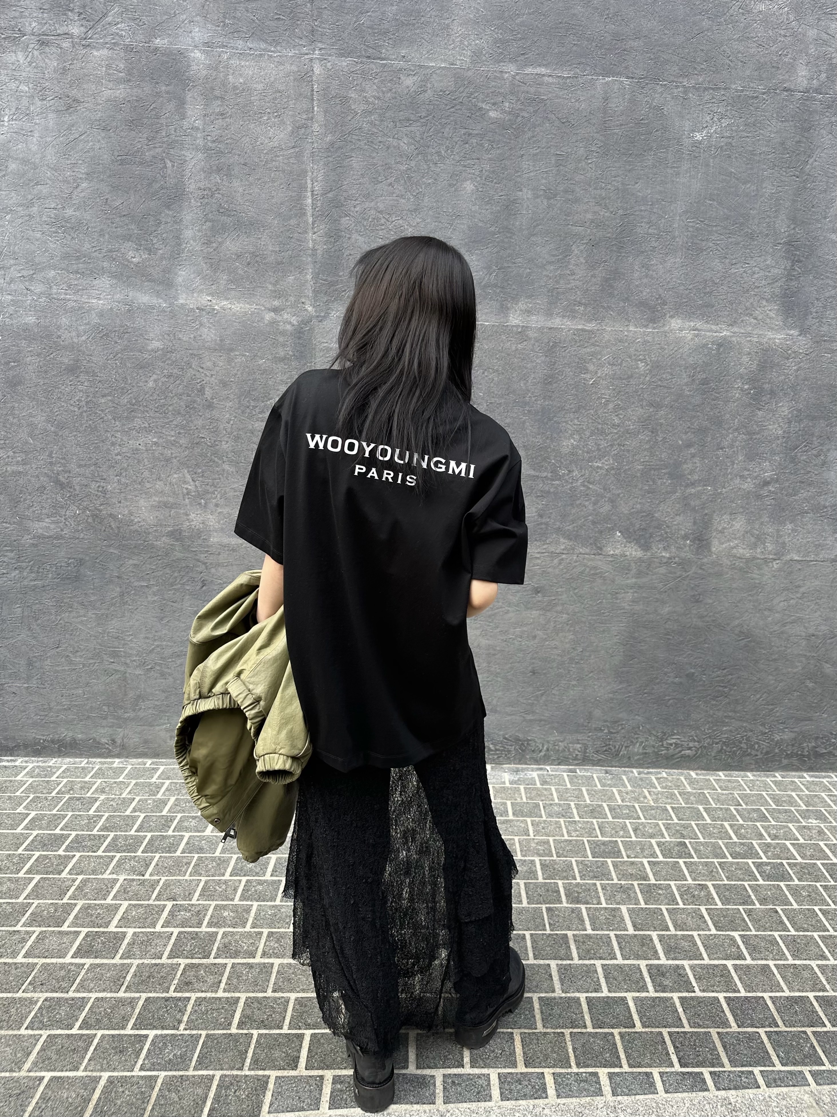 Wooyoungmi Cotton Back Logo T-Shirt Black - 26SS 착용 스타일 - 3