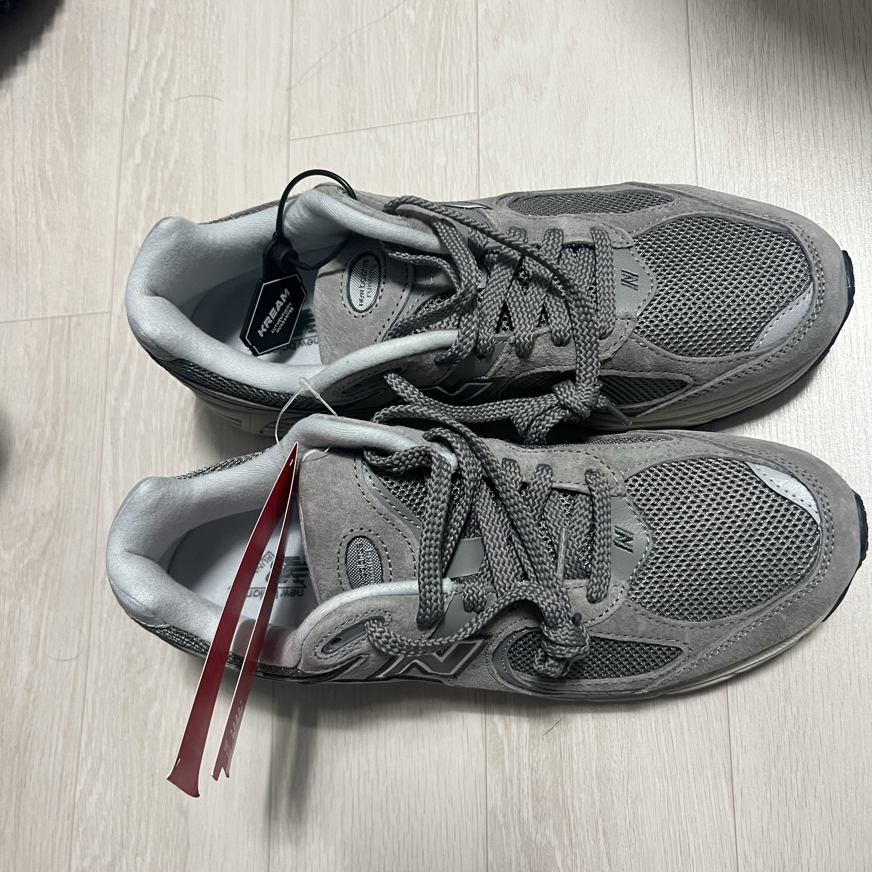 New Balance 2002R Grey 착용 스타일