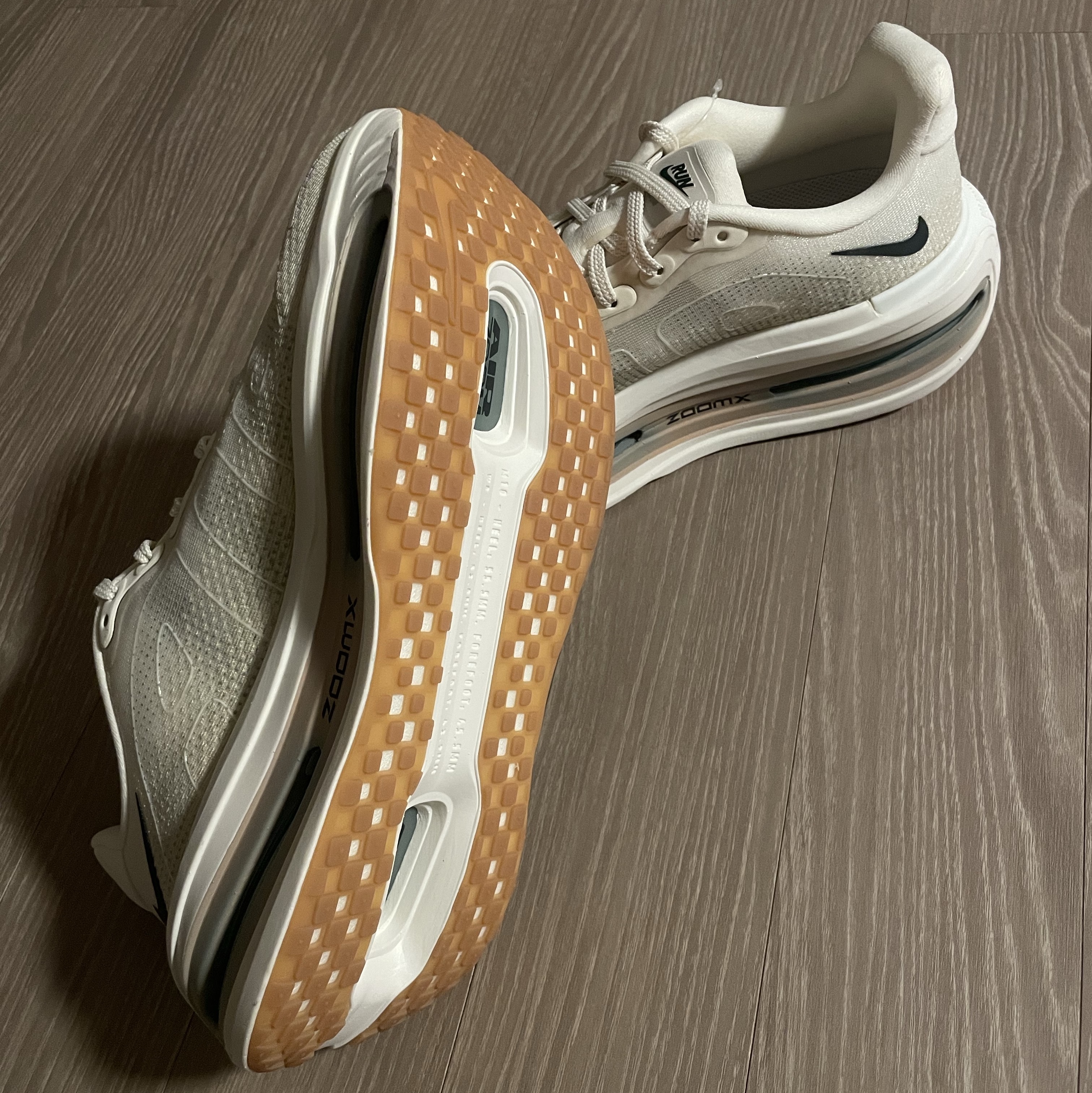 Nike Vomero Premium Pale Ivory Sand Drift 착용 스타일 - 4