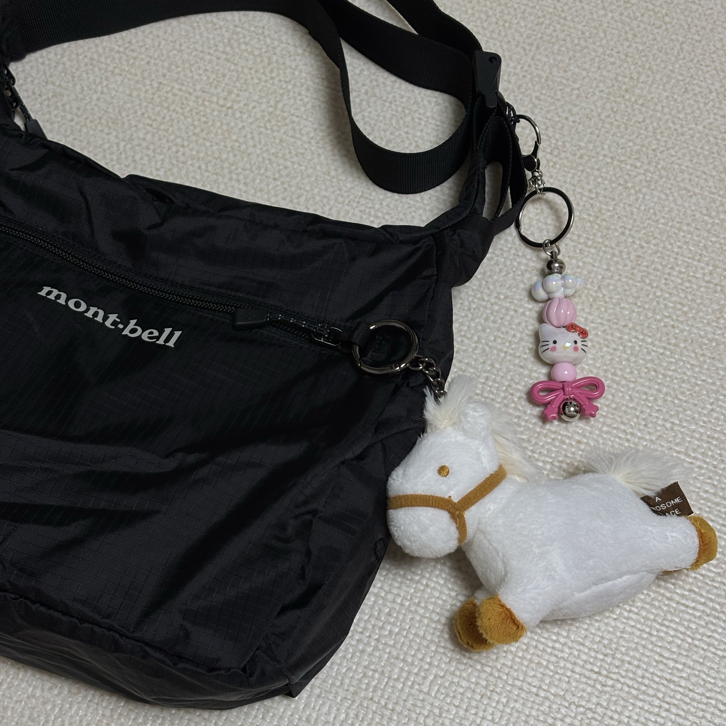 Montbell Pocketable Light Shoulder Bag Small Black 착용 스타일 - 1