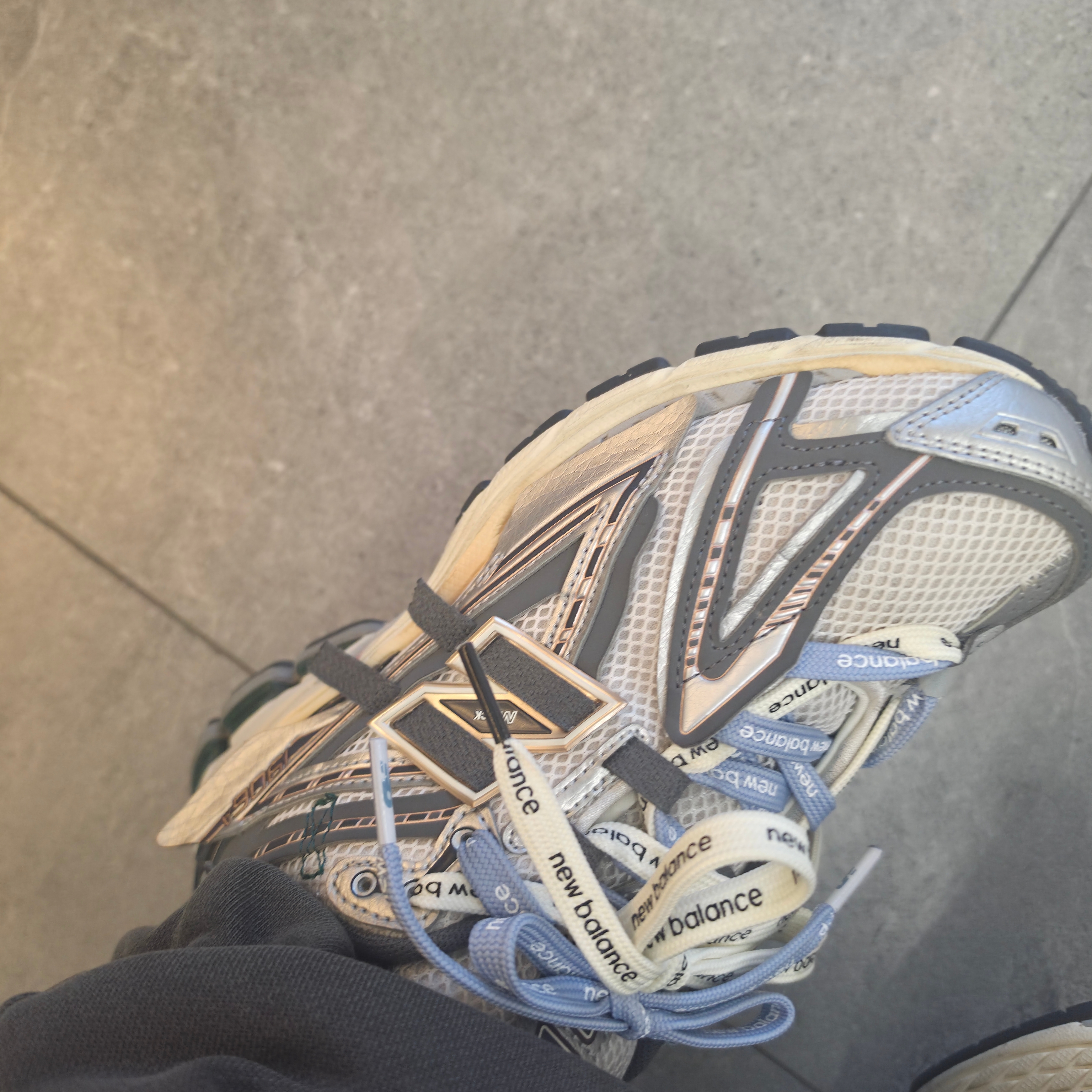 New Balance 1906A Silver Metallic Castlerock 착용 스타일 - 2