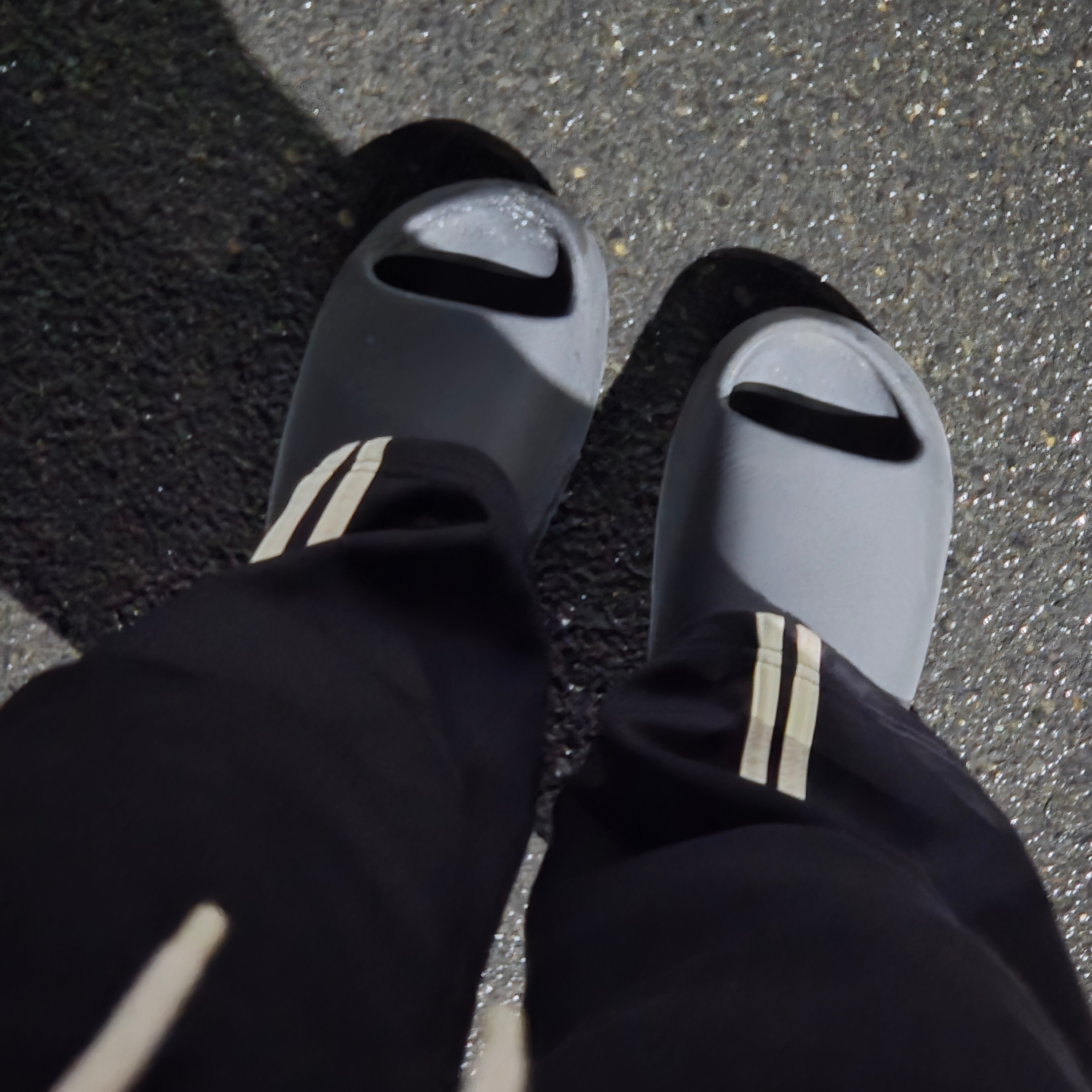 Adidas Yeezy Slide Onyx 착용 스타일