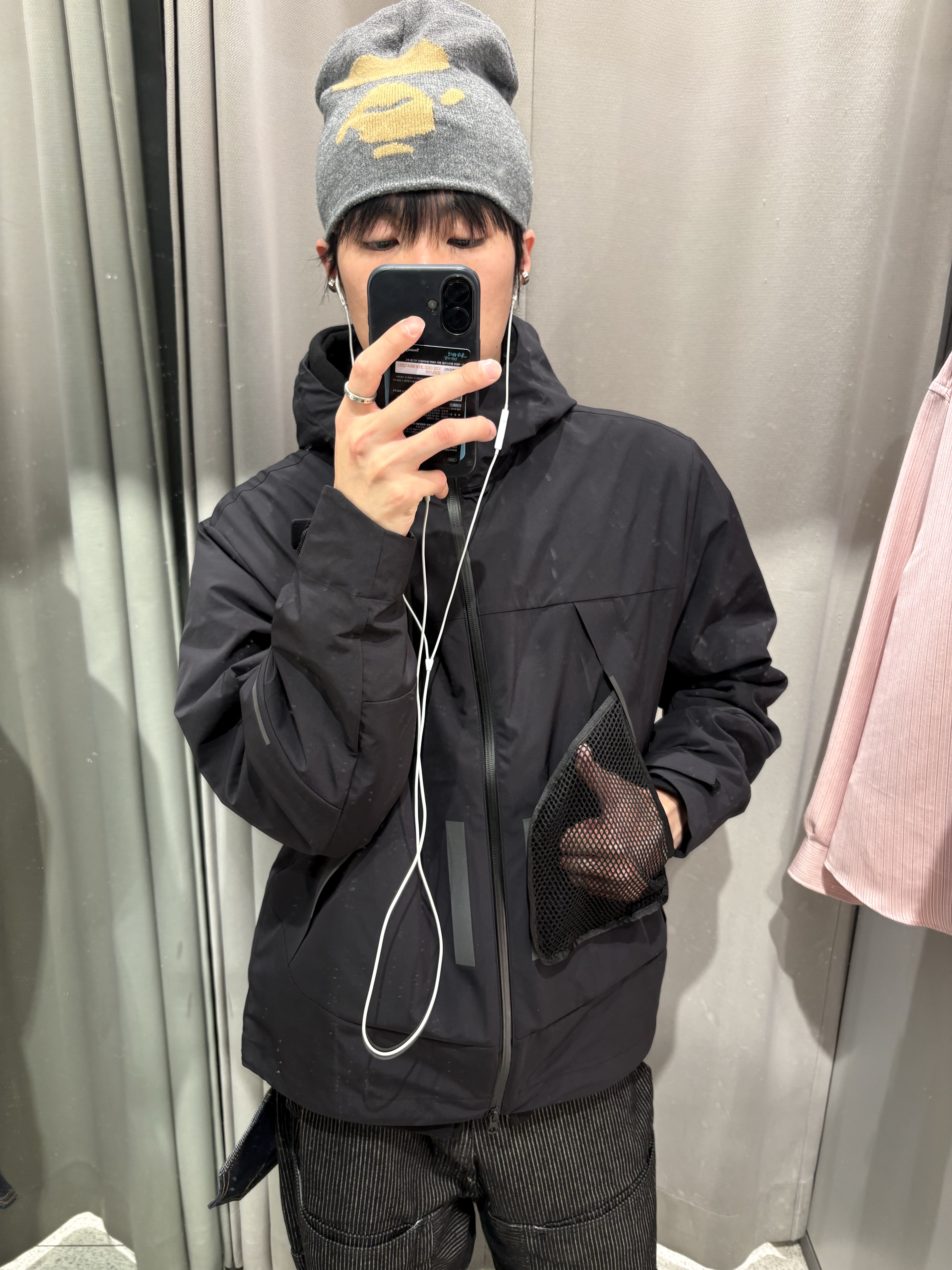BAPE Ape Head Knit Beanie Gray, Salomon Trailblazer 20 Commuter Black 착용 스타일 - 4