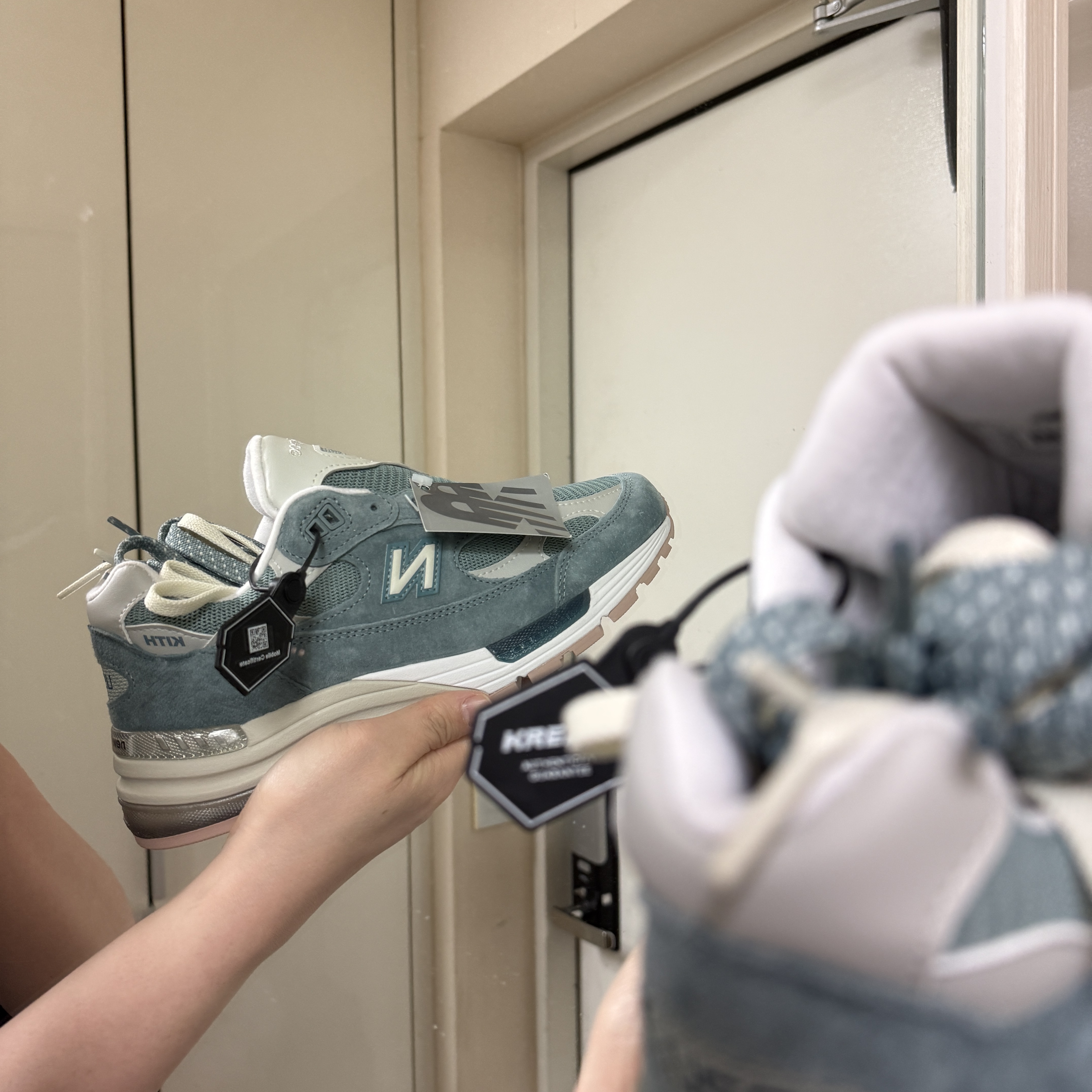 New Balance x Kith 992 Made in USA Aegean Blue Oyster 착용 스타일 - 4