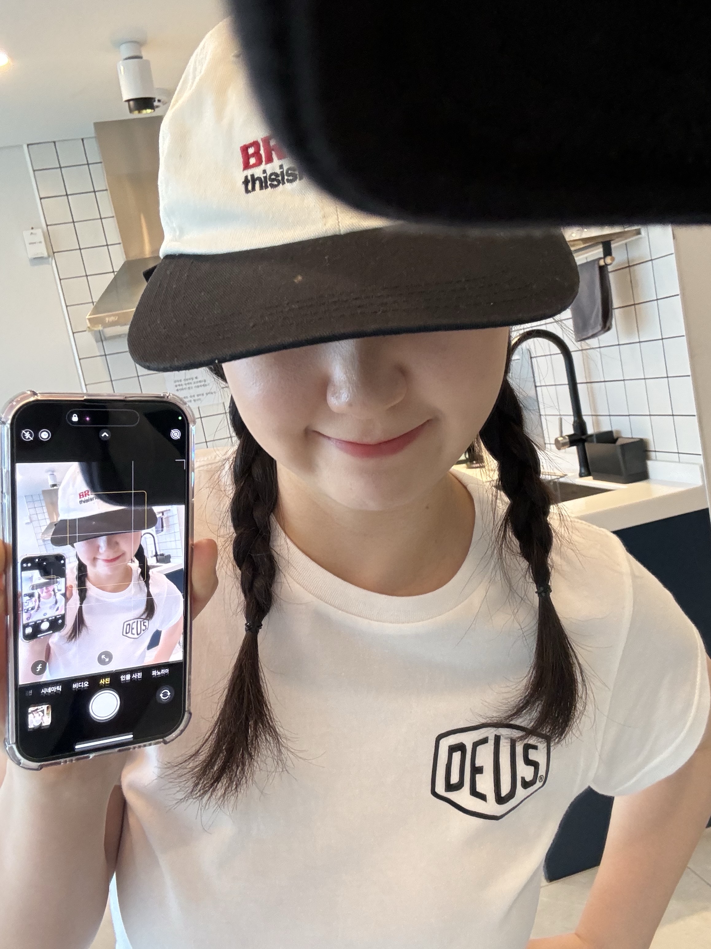 (Kids) Deus Ex Machina College Seoul T-Shirt White 착용 스타일 - 2