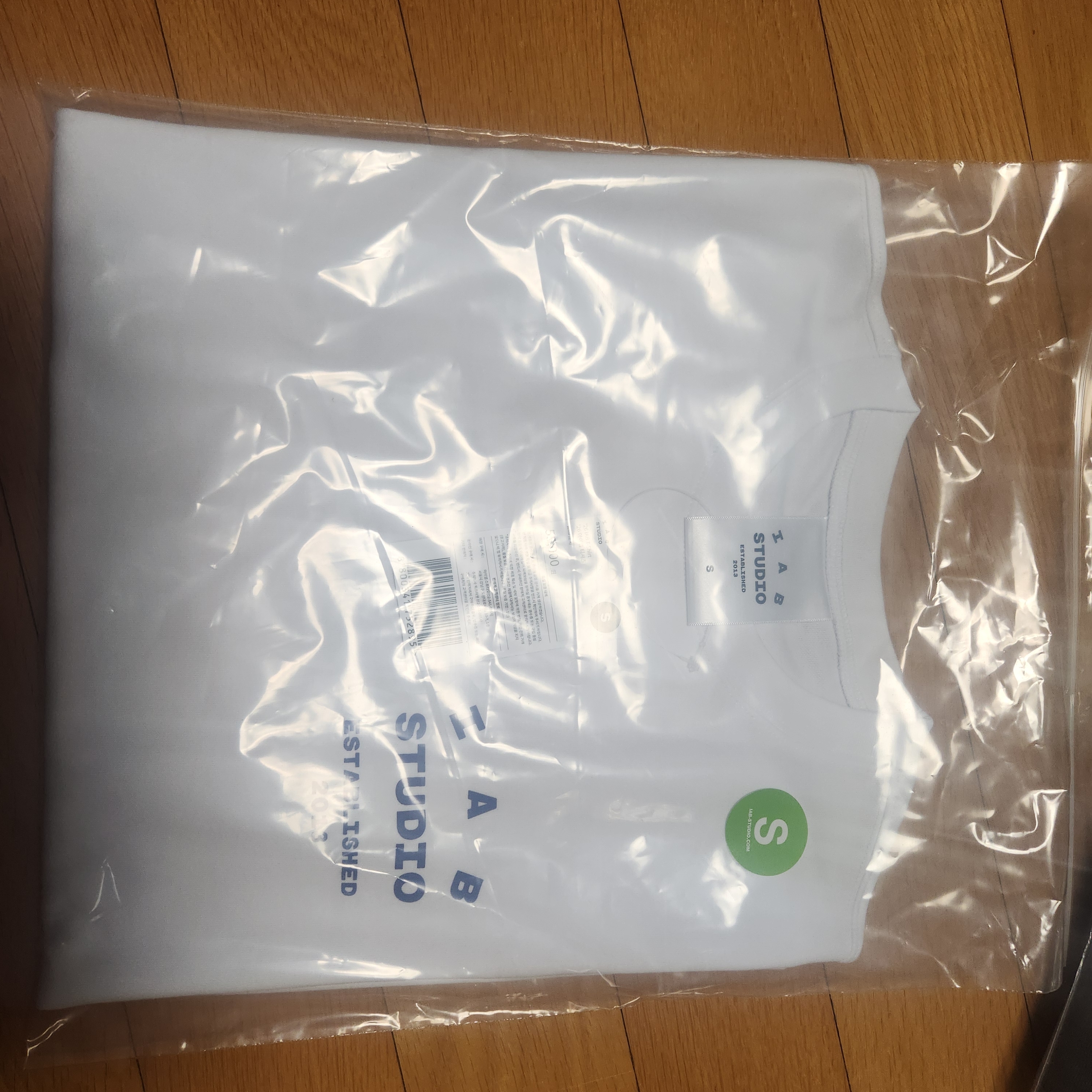 IAB Studio 26 IAB T-Shirt White Navy 착용 스타일