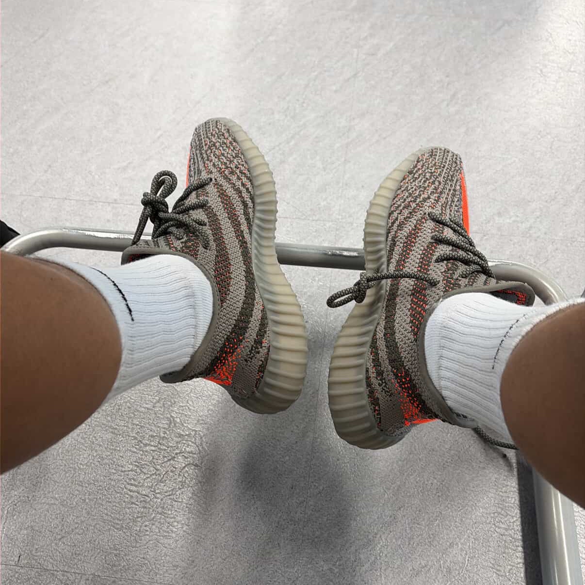 Adidas Yeezy Boost 350 V2 Beluga - Reflective 착용 스타일