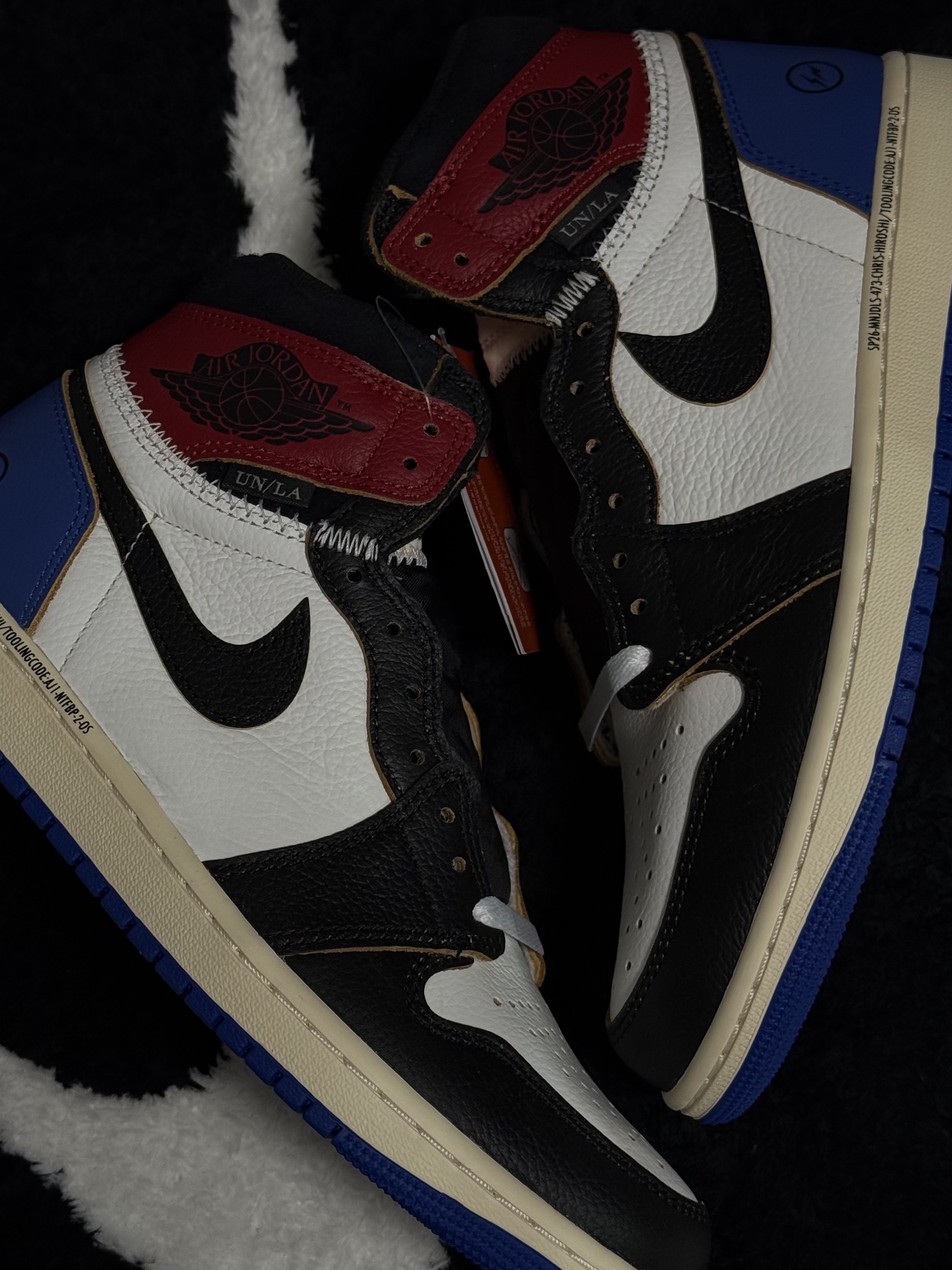 Jordan 1 x Fragment x Union LA Black and Varsity Red 착용 스타일 - 1