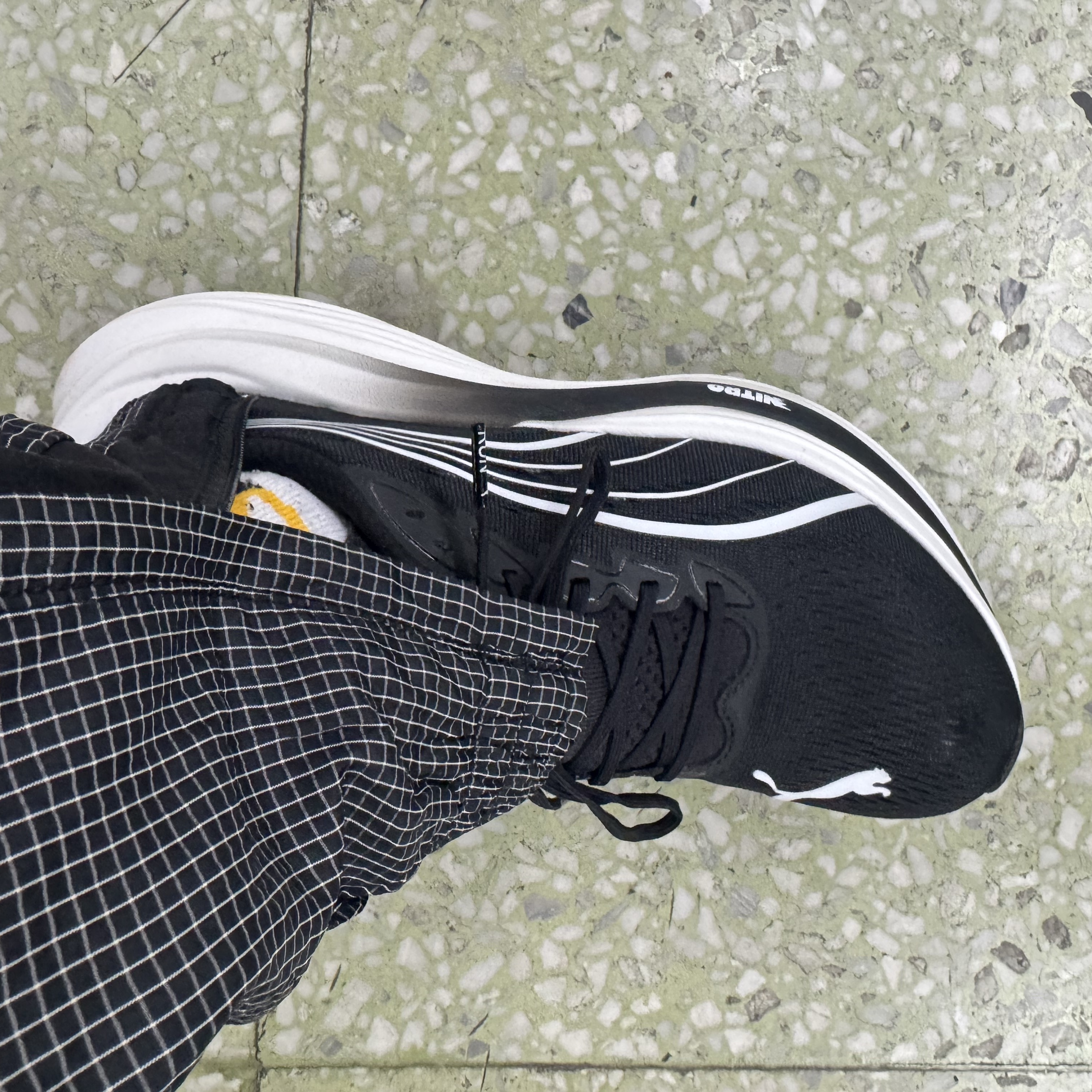 Puma Magmax Nitro Black White 착용 스타일 - 2