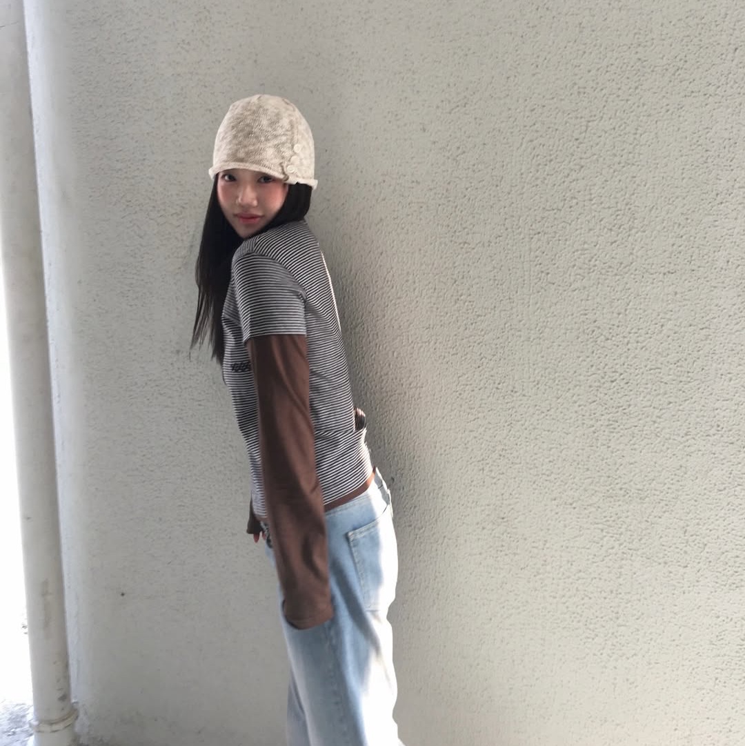 MAINBOOTH Button Turban Beanie IVORY, MAINBOOTH Layered Border T-shirt BROWN 착용 스타일 - 3