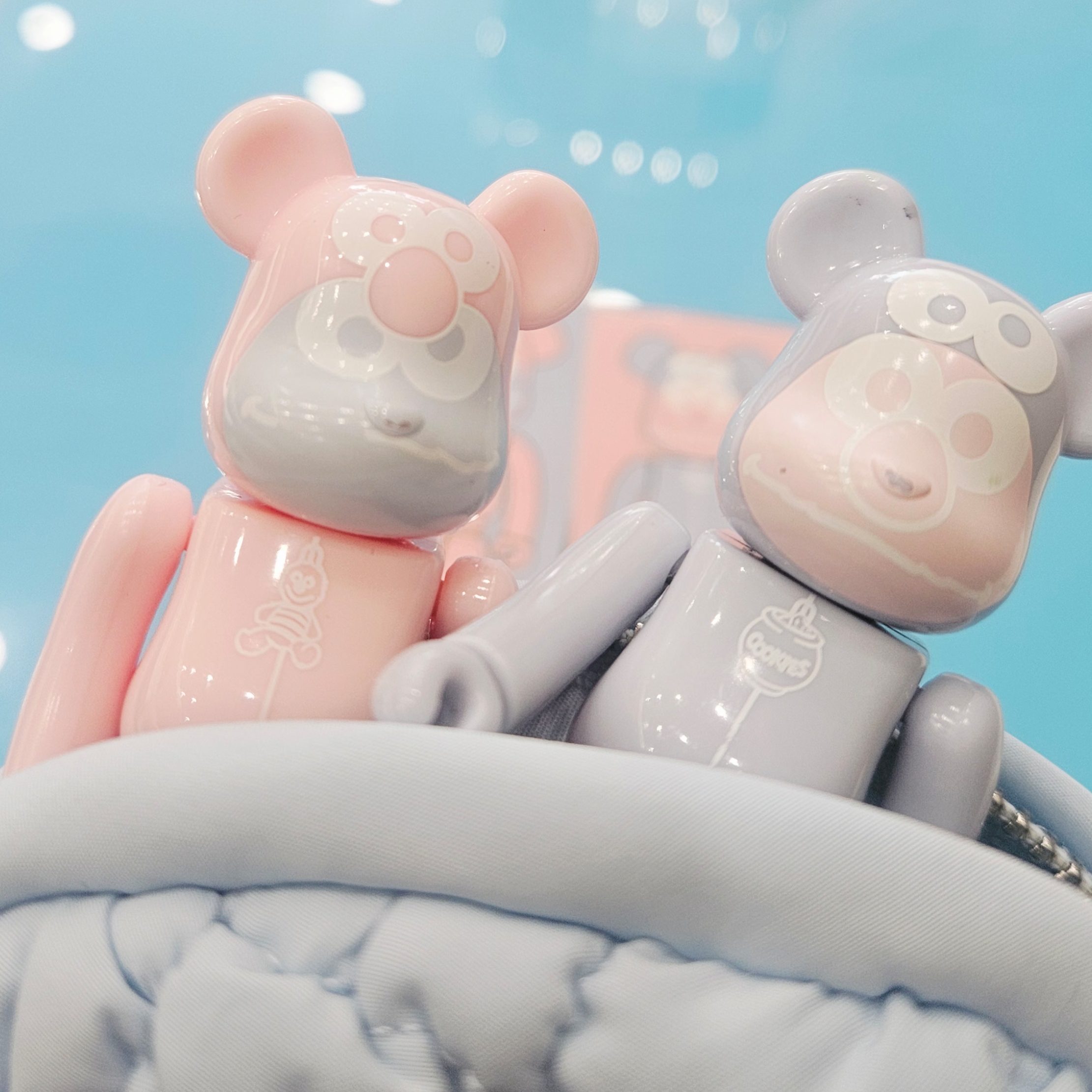 Bearbrick Series 48 Sealed Case 100% (24 Blind Boxes), COS Quilted Pouch Bag Charm Light Blue 착용 스타일 - 2