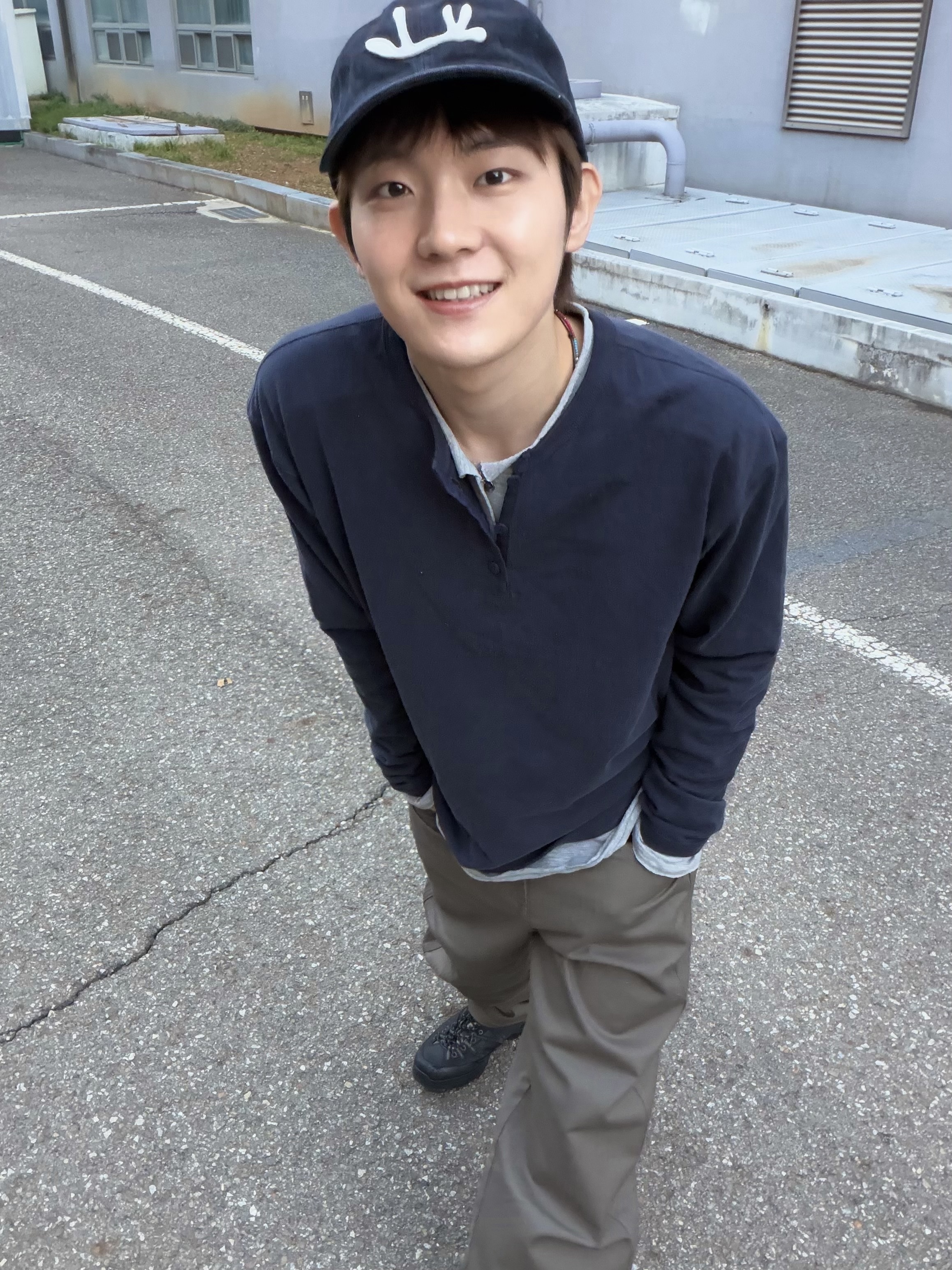 CHOWOO Comfort 3-Button Henley Neck Navy, CHOWOO Semi Curved Herringbone Twill Pants Khaki 착용 스타일 - 2