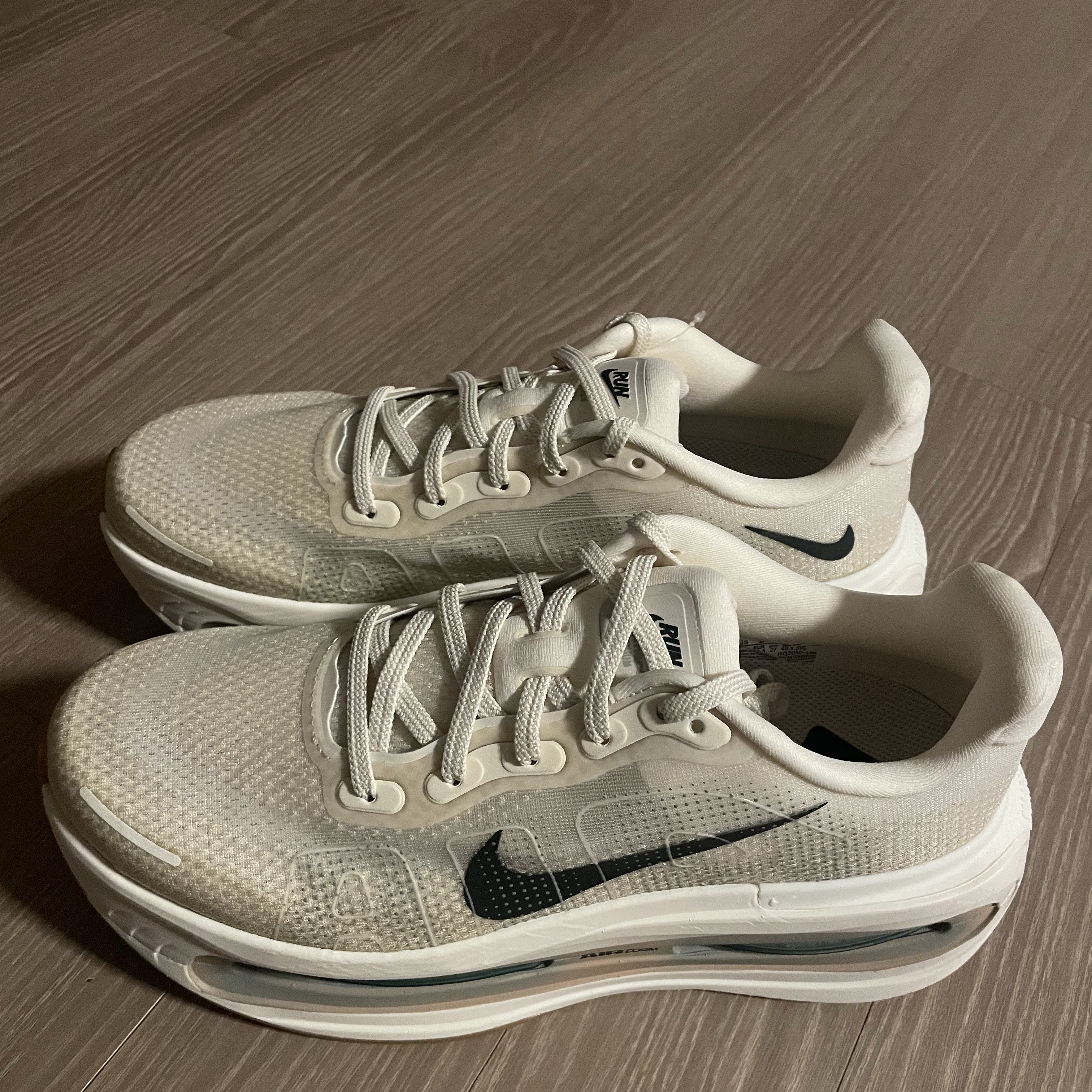 Nike Vomero Premium Pale Ivory Sand Drift 착용 스타일 - 1
