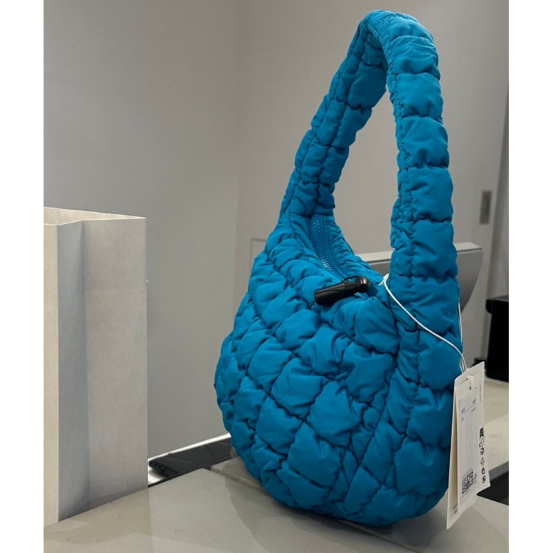 COS Quilted Mini Bag Bright Turquoise 착용 스타일