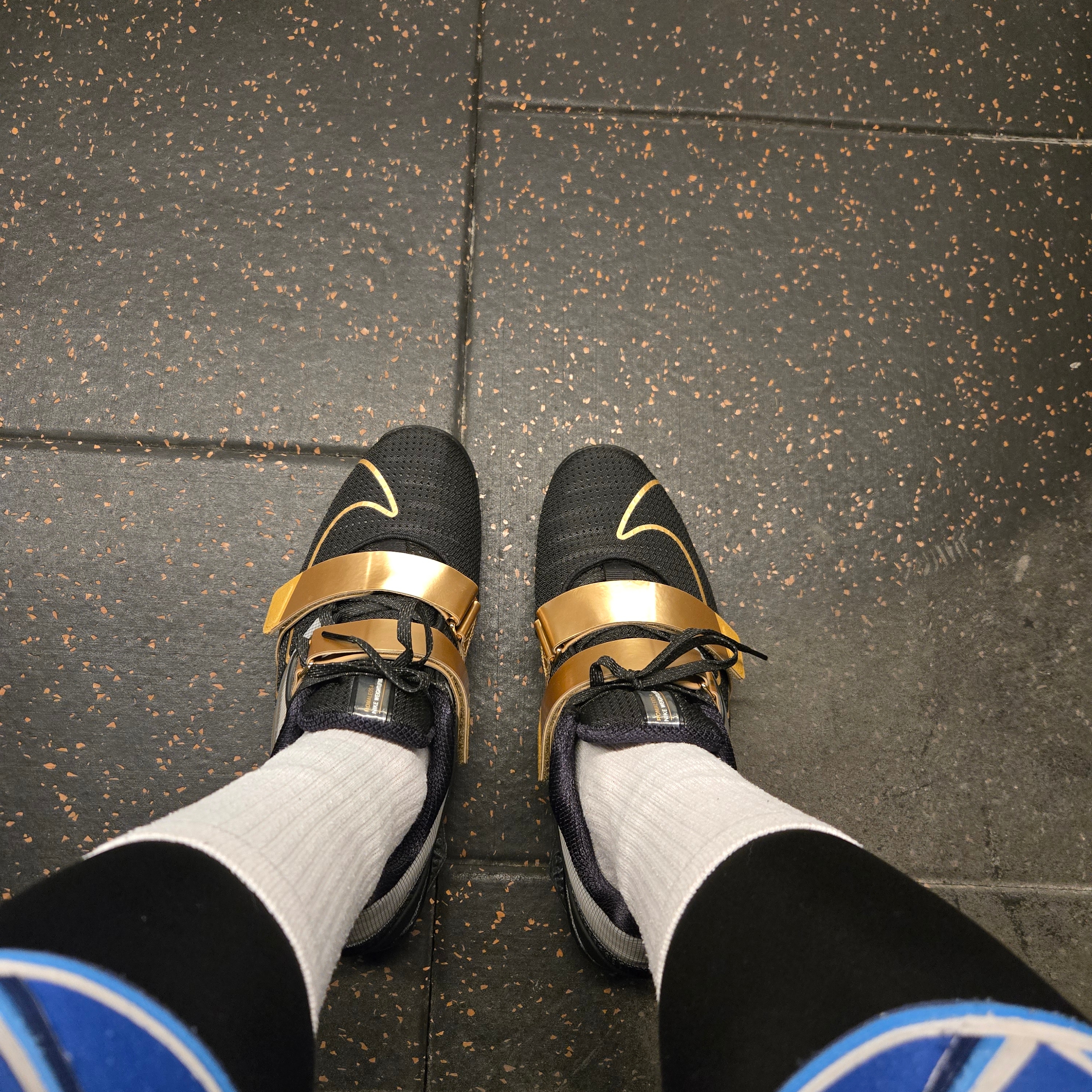 Nike Romaleos 4 Black Metallic Gold 착용 스타일 - 2