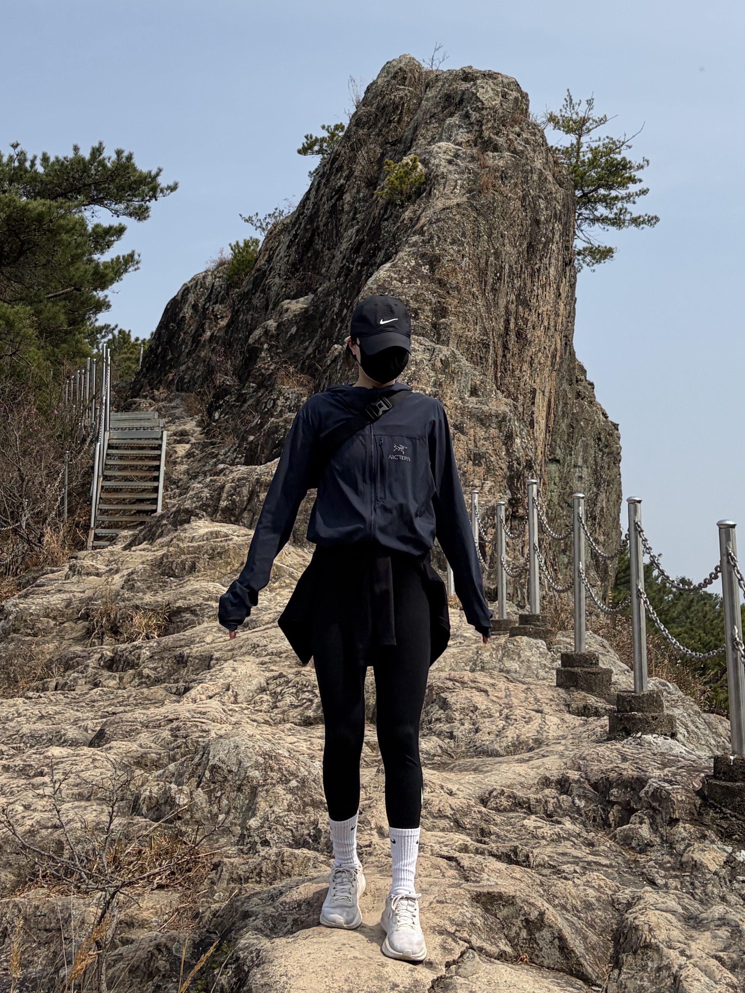 Arc'teryx Squamish Hoody Black Sapphire 착용 스타일