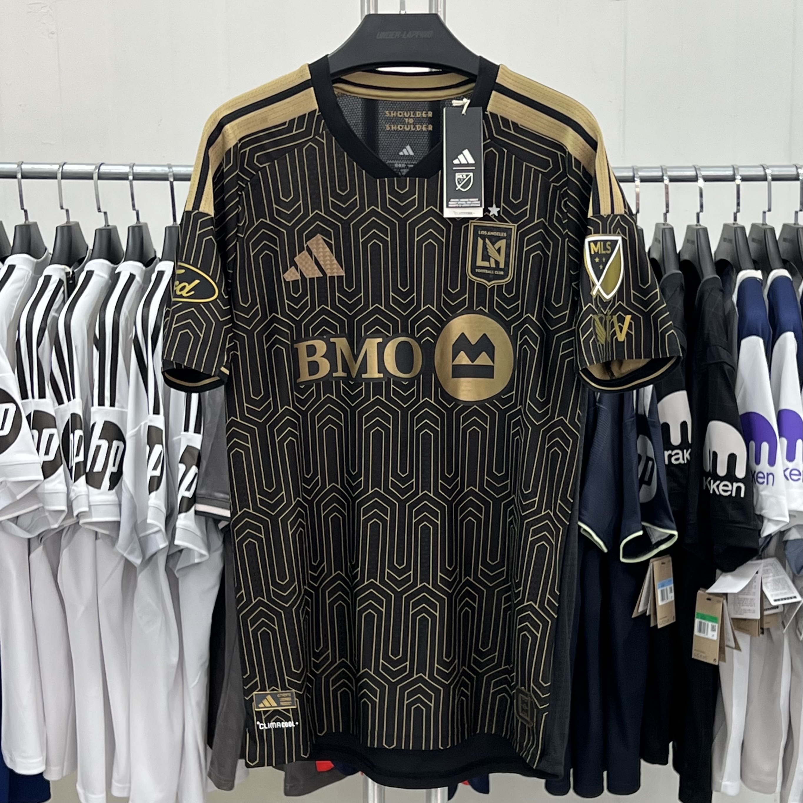 Adidas LAFC 2024/25 Home Jersey Black - US Sizing (Non Marking Ver.), Adidas LAFC 2025/26 Away Jersey White - KR Sizing (Non Marking Ver.) 착용 스타일 - 2