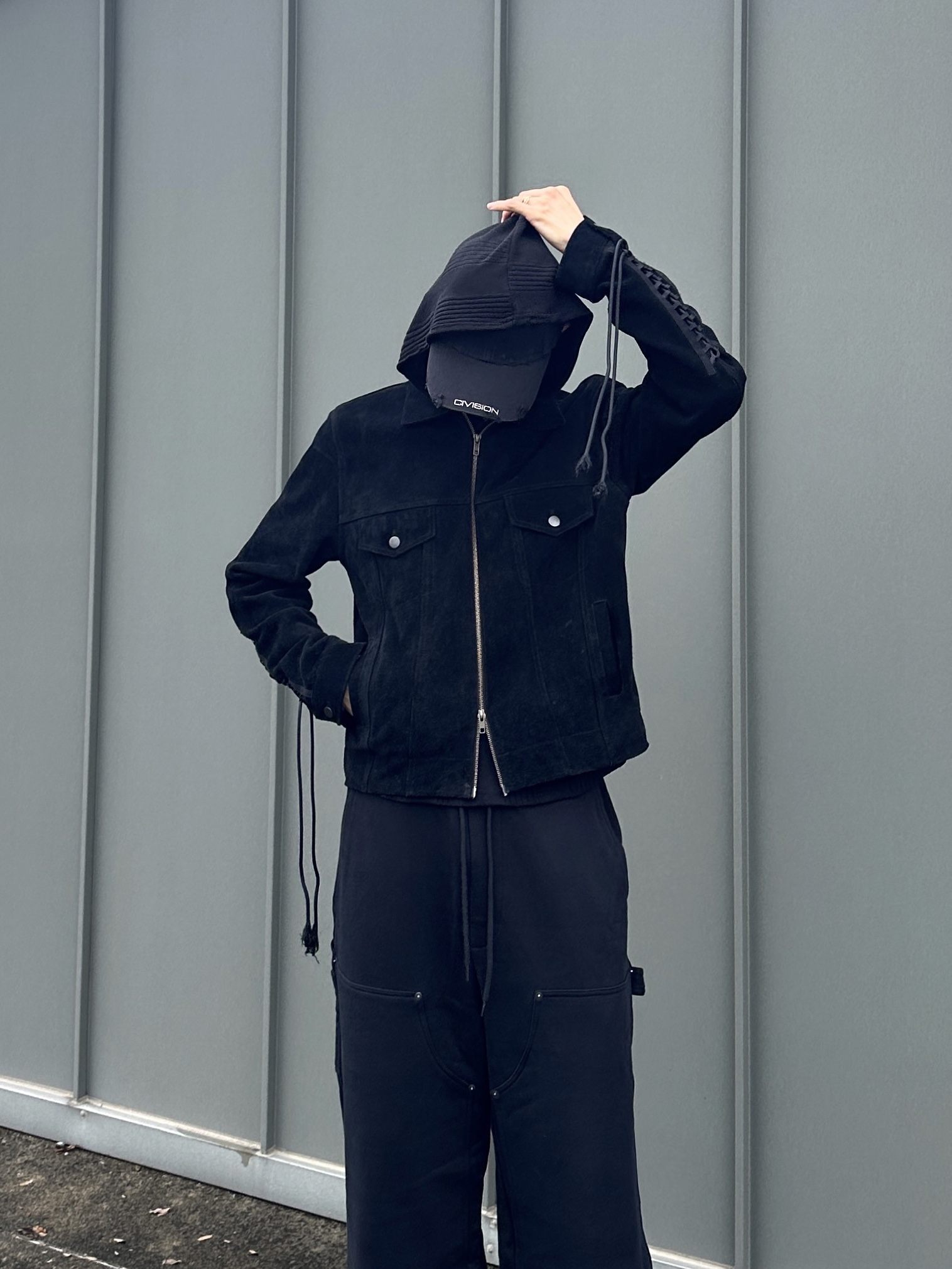Civision by CSC Distressed Plain Cap, Undermycar Embroidered Suede Trucker Jacket Black 착용 스타일 - 4