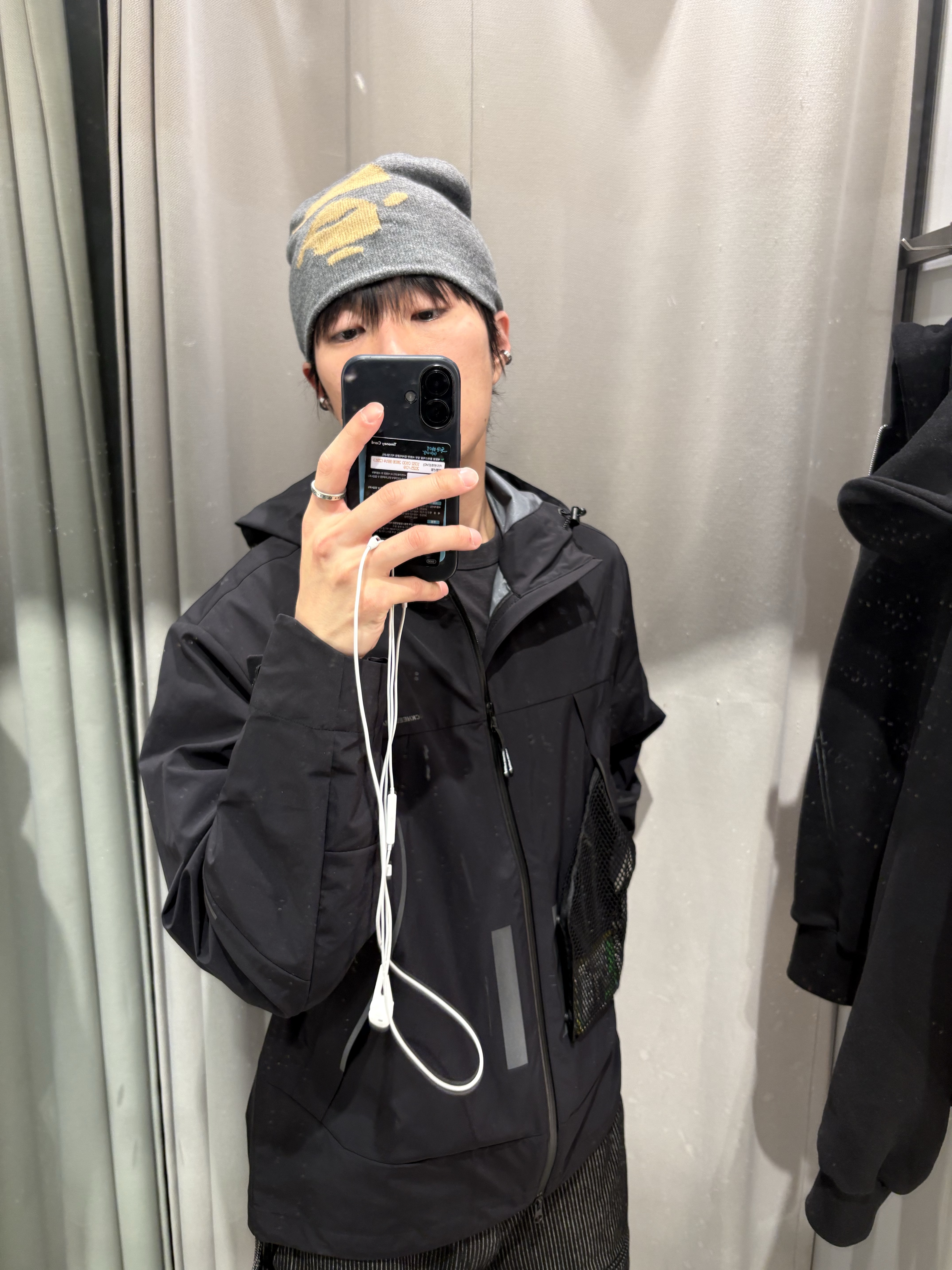 BAPE Ape Head Knit Beanie Gray, Salomon Trailblazer 20 Commuter Black 착용 스타일 - 3