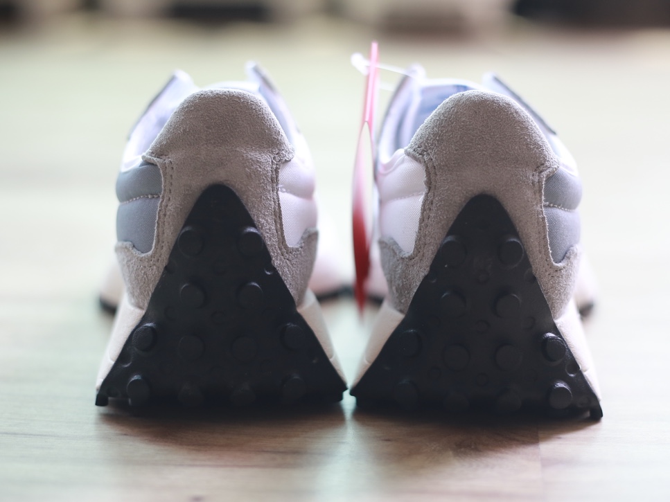 New Balance 327 Grey 착용 스타일