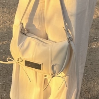 Matin Kim Half Shirring Ribbon Round Bag Ivory 착용 스타일