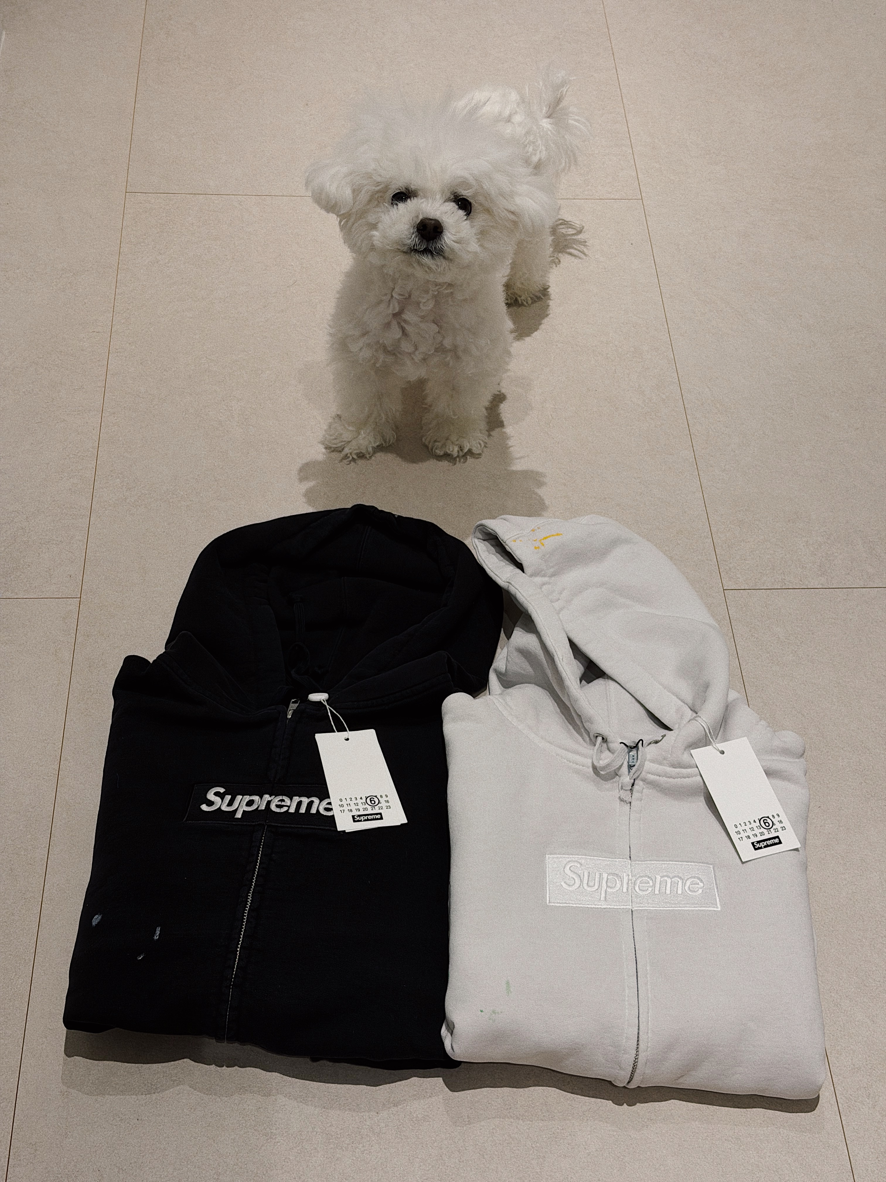 Supreme x MM6 Maison Margiela Box Logo Zip Up Hooded Sweatshirt Black - 26SS, Supreme x MM6 Maison Margiela Box Logo Zip Up Hooded Sweatshirt White - 26SS 착용 스타일 - 1