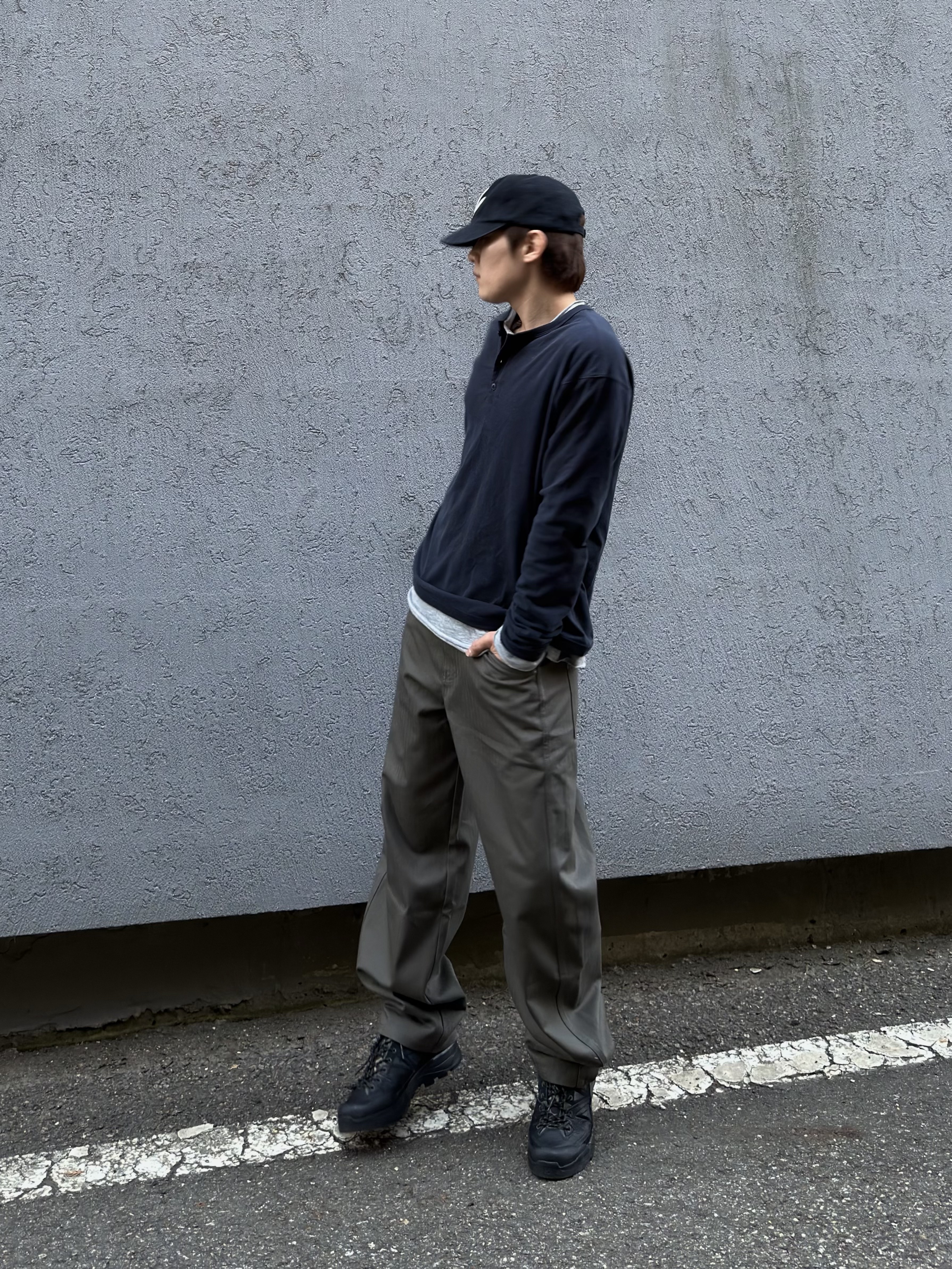 CHOWOO Comfort 3-Button Henley Neck Navy, CHOWOO Semi Curved Herringbone Twill Pants Khaki 착용 스타일 - 2