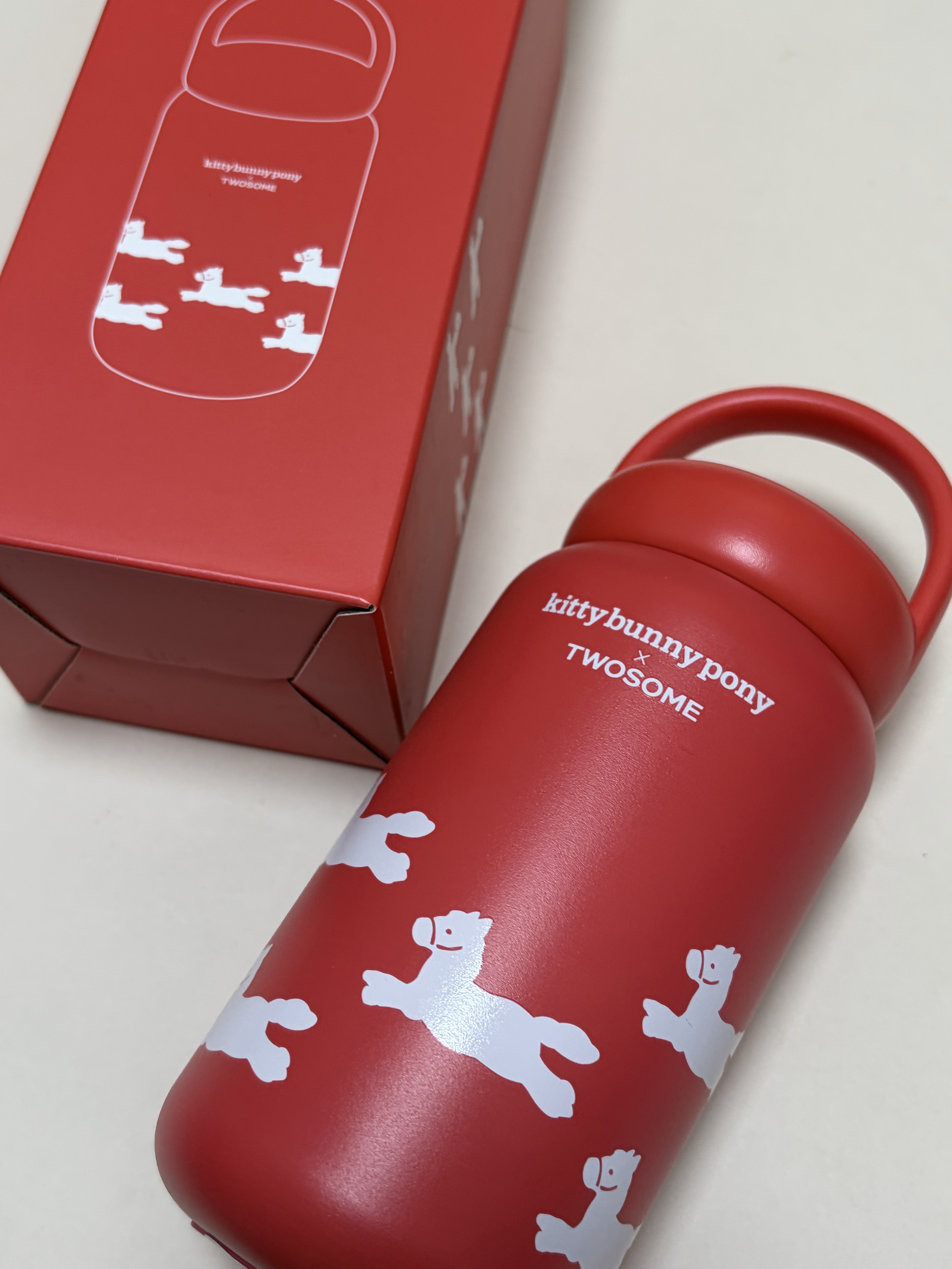 A Twosome Place x Kittybunnypony Pony Tumbler 420ml Red, A Twosome Place x Kittybunnypony Pony Tumbler 420ml Cream 착용 스타일 - 1