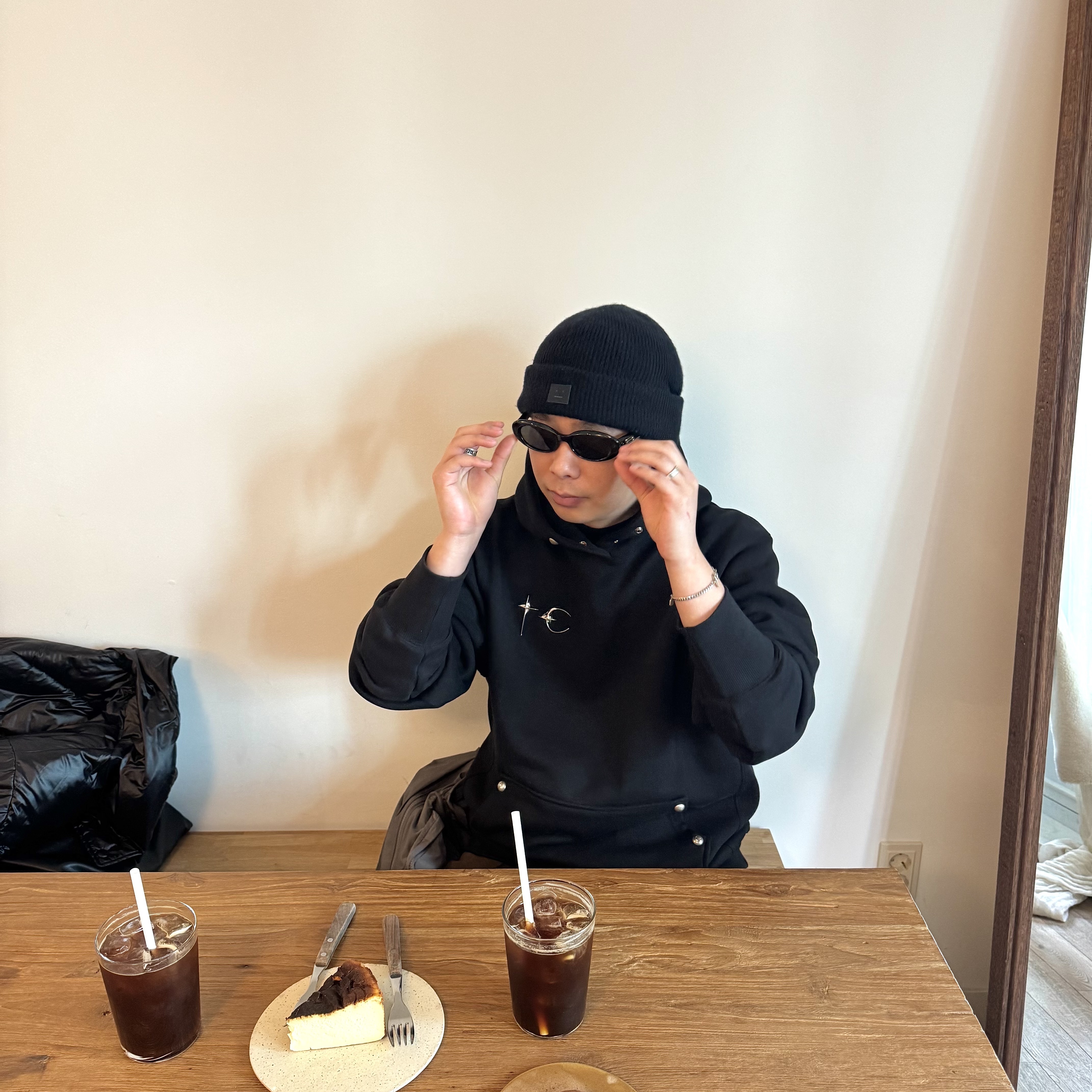 Thug Club Armor Hoodie Black, Acne Studios Small Face Logo Beanie Black 착용 스타일 - 1