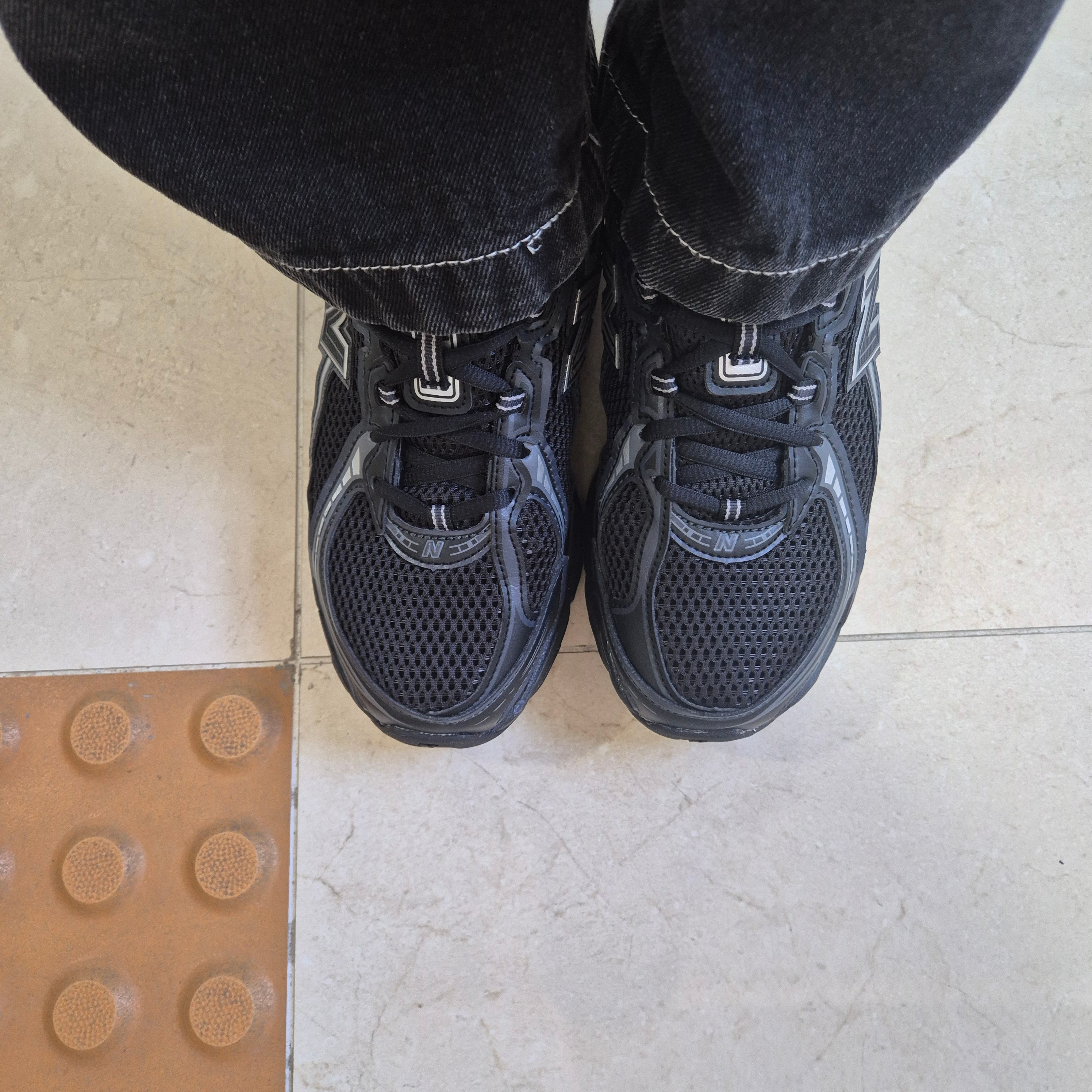 New Balance 740v2 Black Silver Metallic 착용 스타일