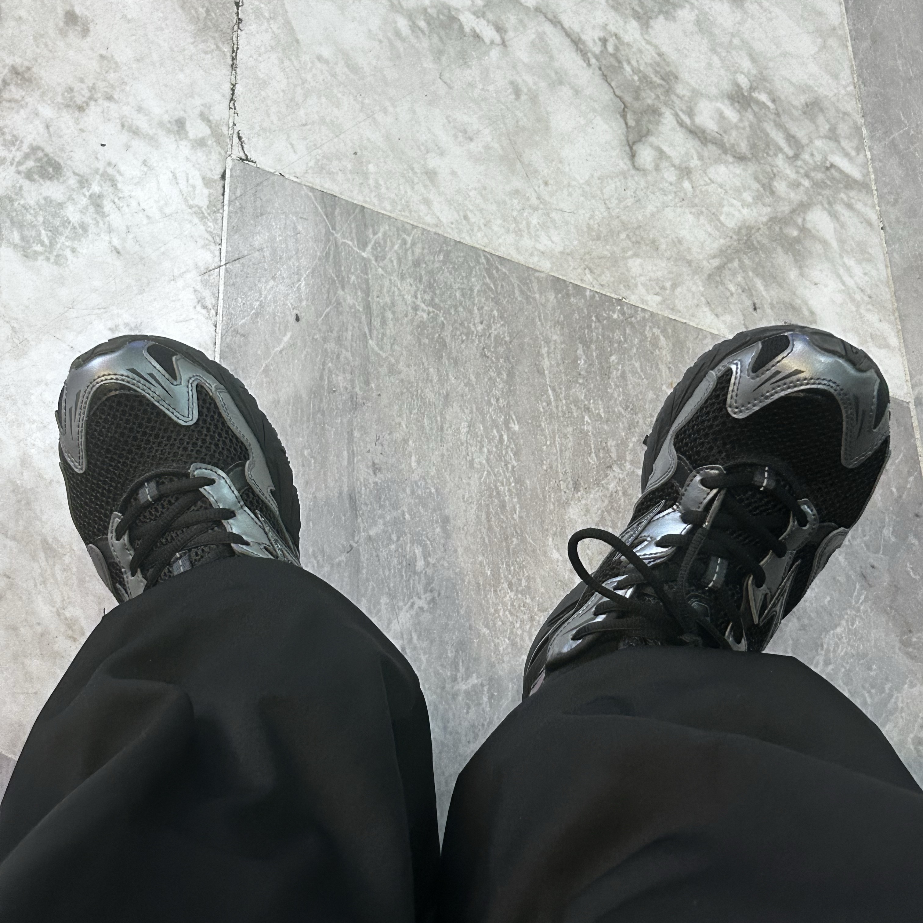 Mizuno Wave Rider 10 Black Sand Metallic Gray - 26SS 착용 스타일